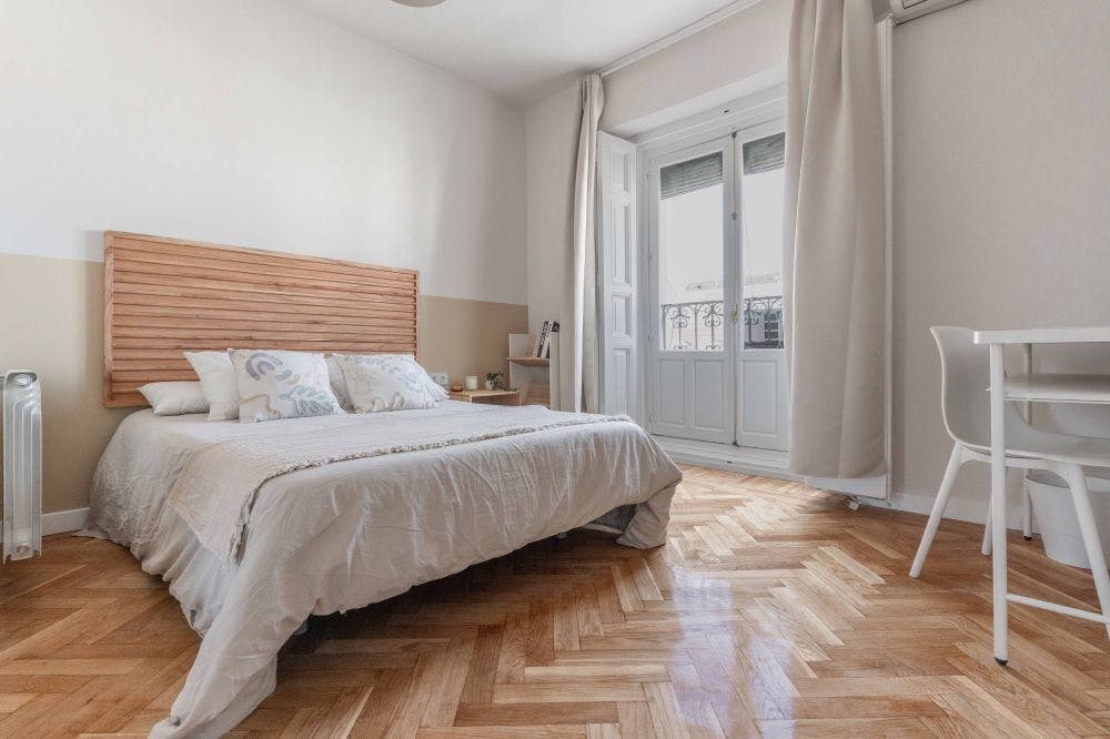 Private room for rent for €690 per month in Madrid, Calle de Bailén