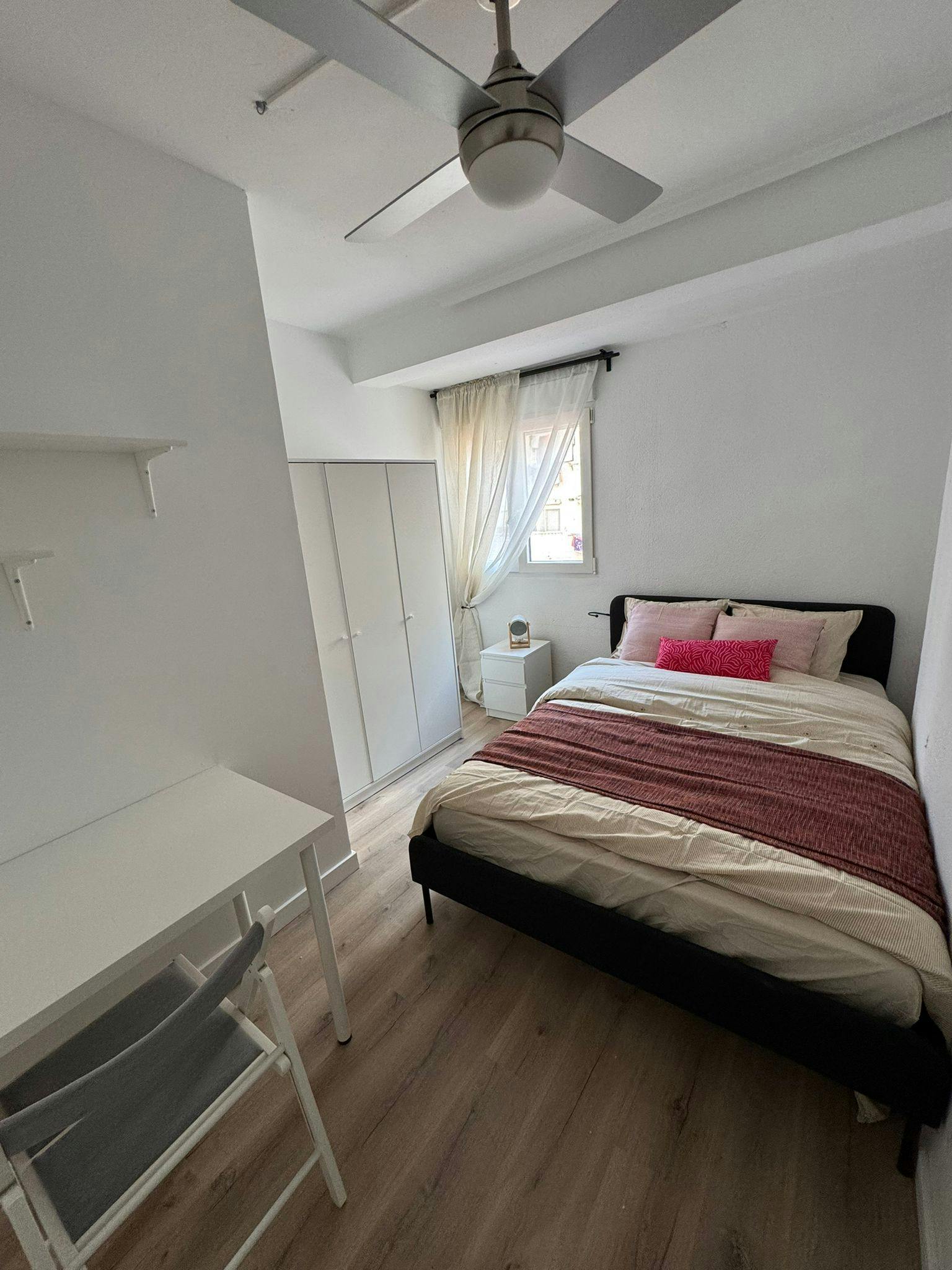 Private room for rent for €330 per month in Valencia, Carrer de Pere Patrici Mey