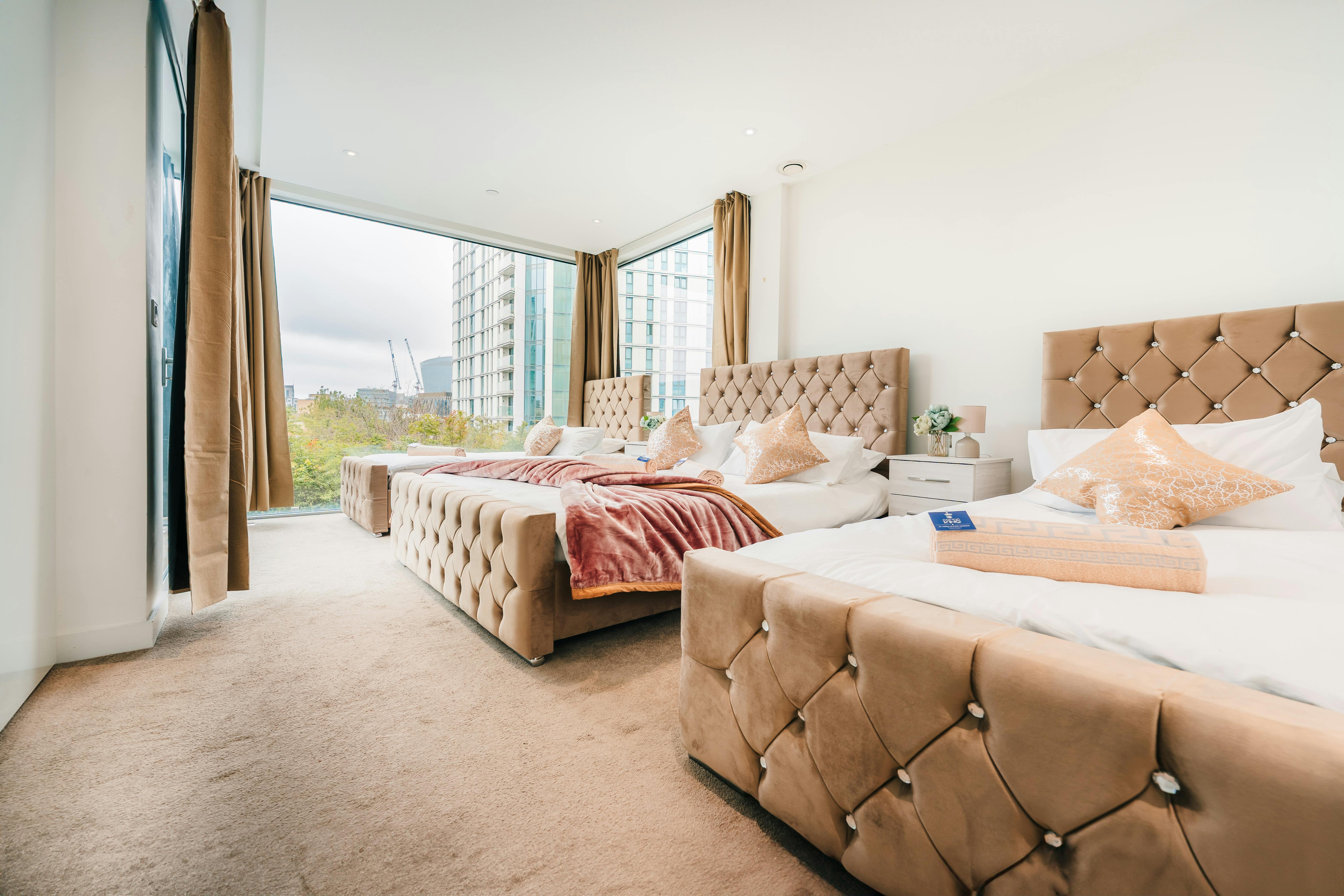 Apartment for rent for £8,750 per month in London, Alie Street