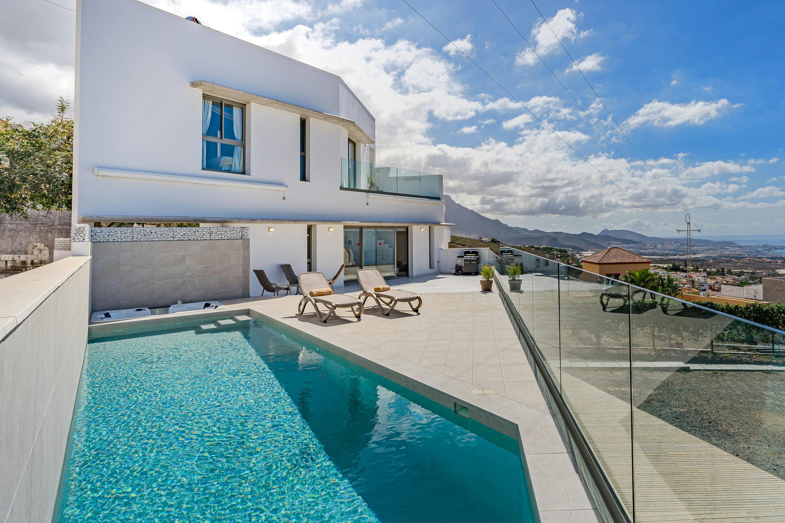 House for rent for €5,500 per month in Barrio Los Menores, Calle Virgen de Fátima