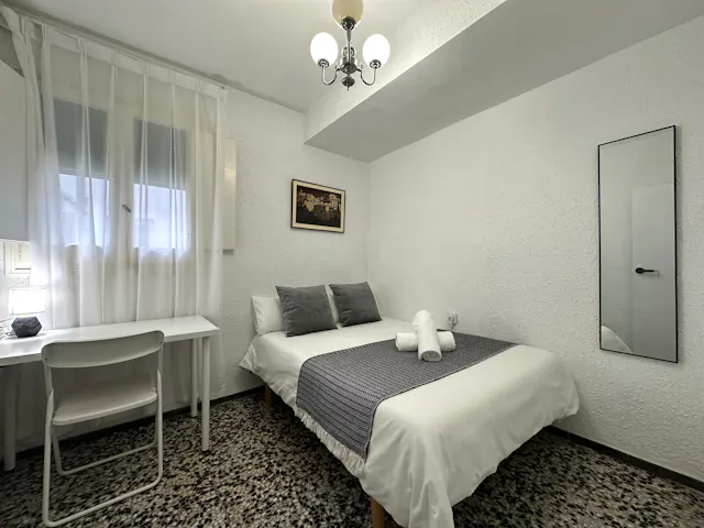 Private room in Carrer del Poeta Más i Ros, Valencia (1634844) room image 1