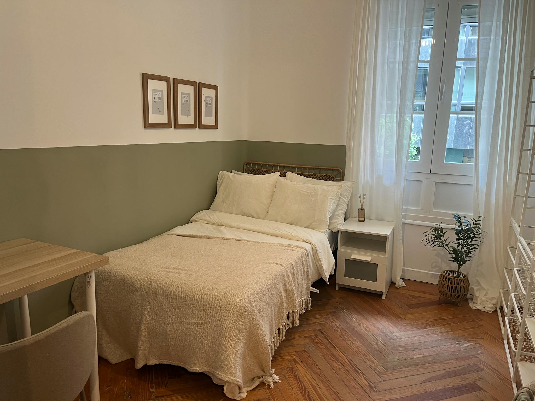 Calle de Menorca, Madrid preview