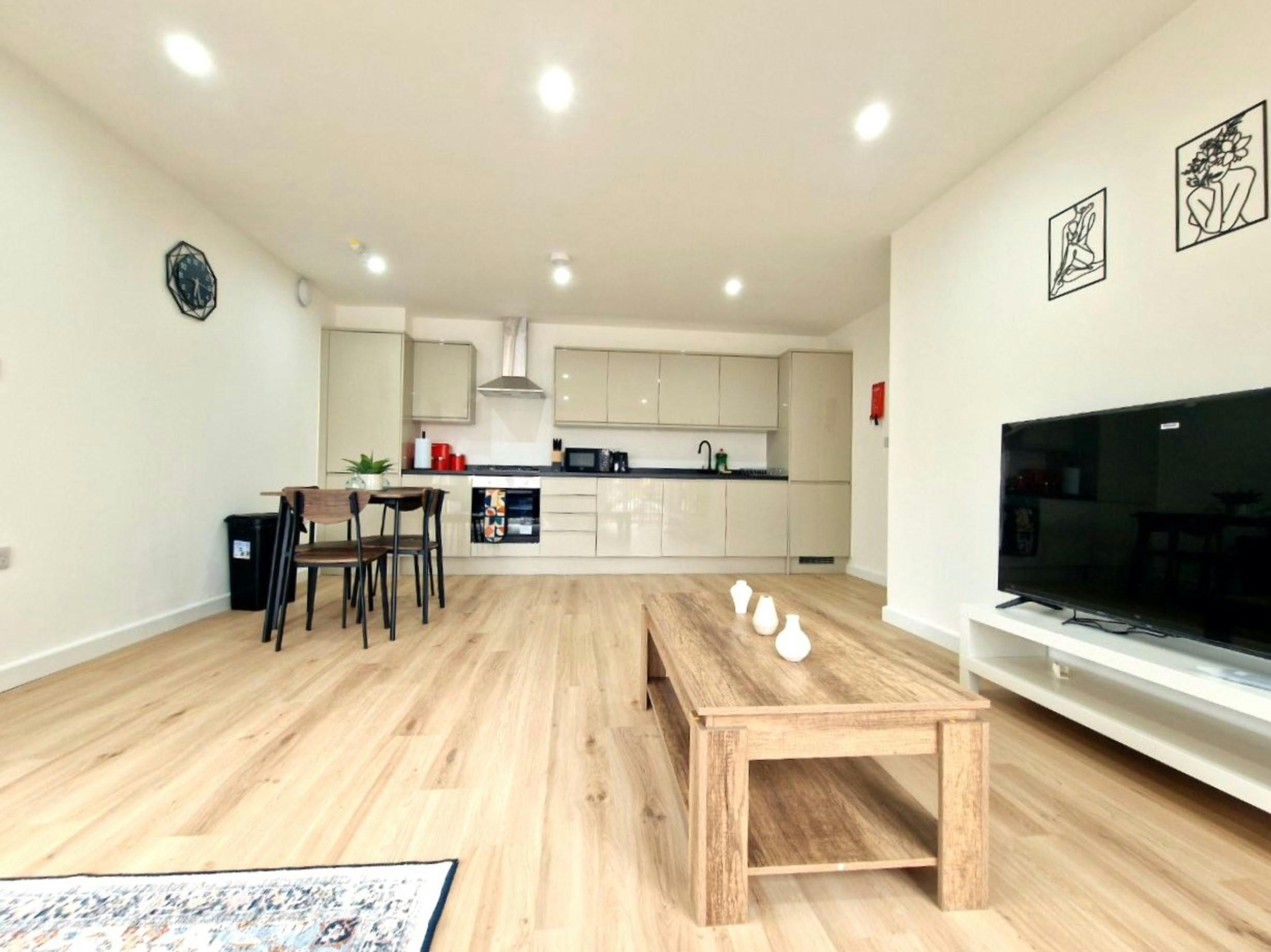 Квартира сдается в аренду за 3 999 £ в месяц в Romford, High Road