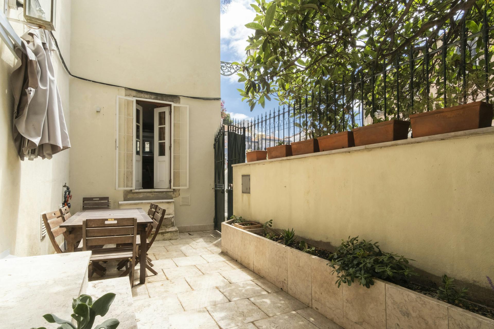 Apartment for rent for €2,200 per month in Lisbon, Travessa da Mata