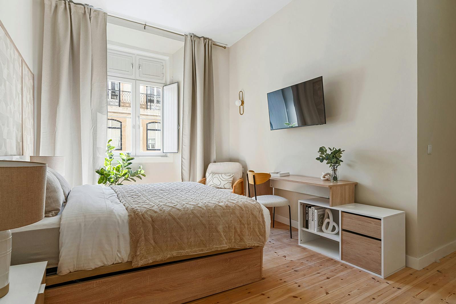 Private room for rent for €1,205 per month in Lisbon, Rua Nova do Almada