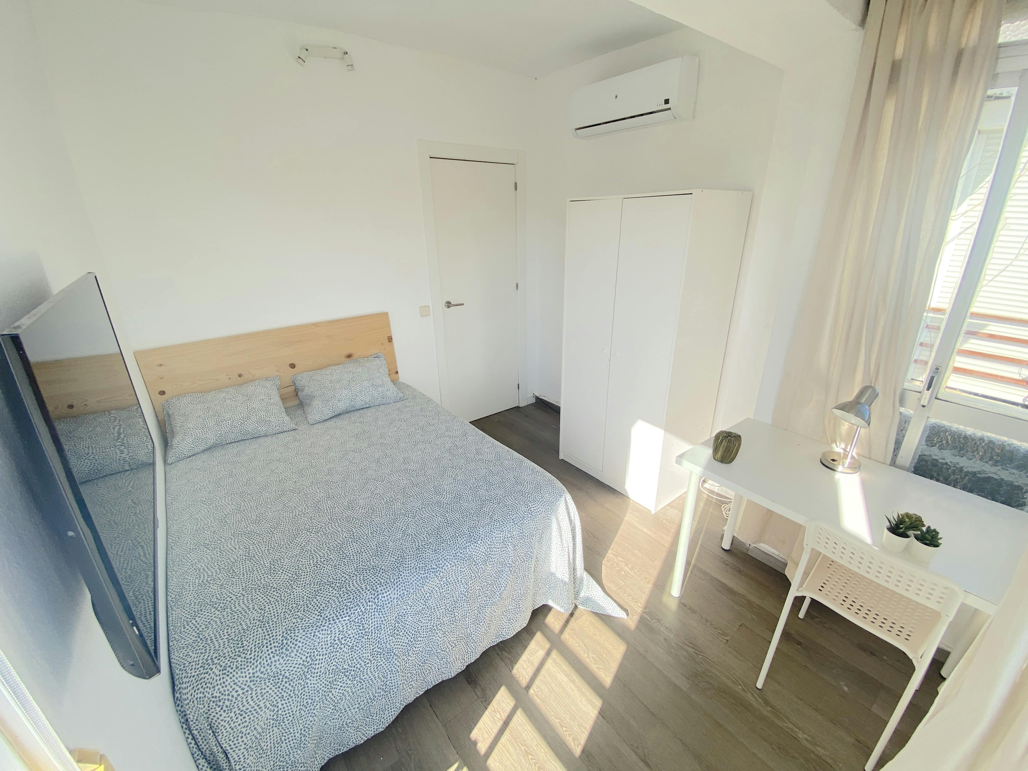 Private room for rent for €295 per month in Sevilla, Calle Doctor Serás