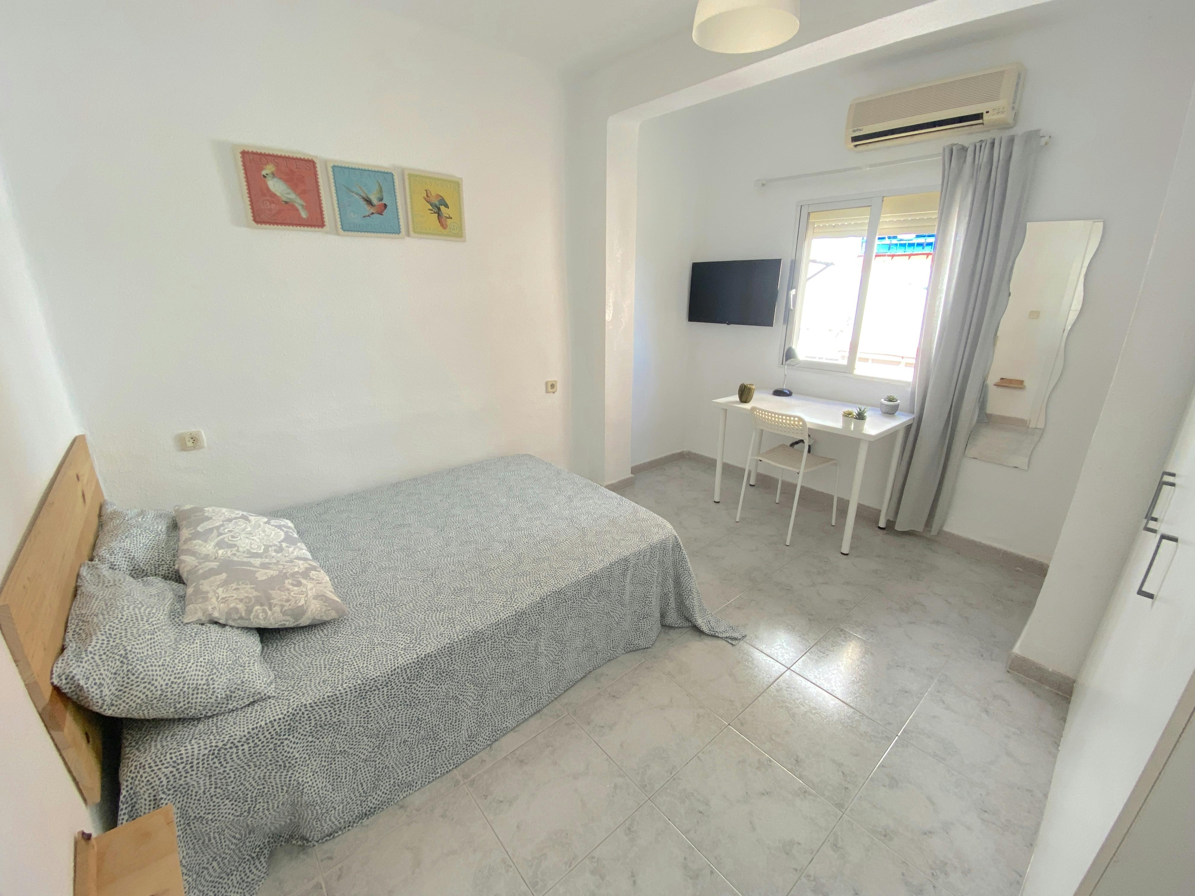 Private room for rent for €295 per month in Sevilla, Barriada la Palmilla