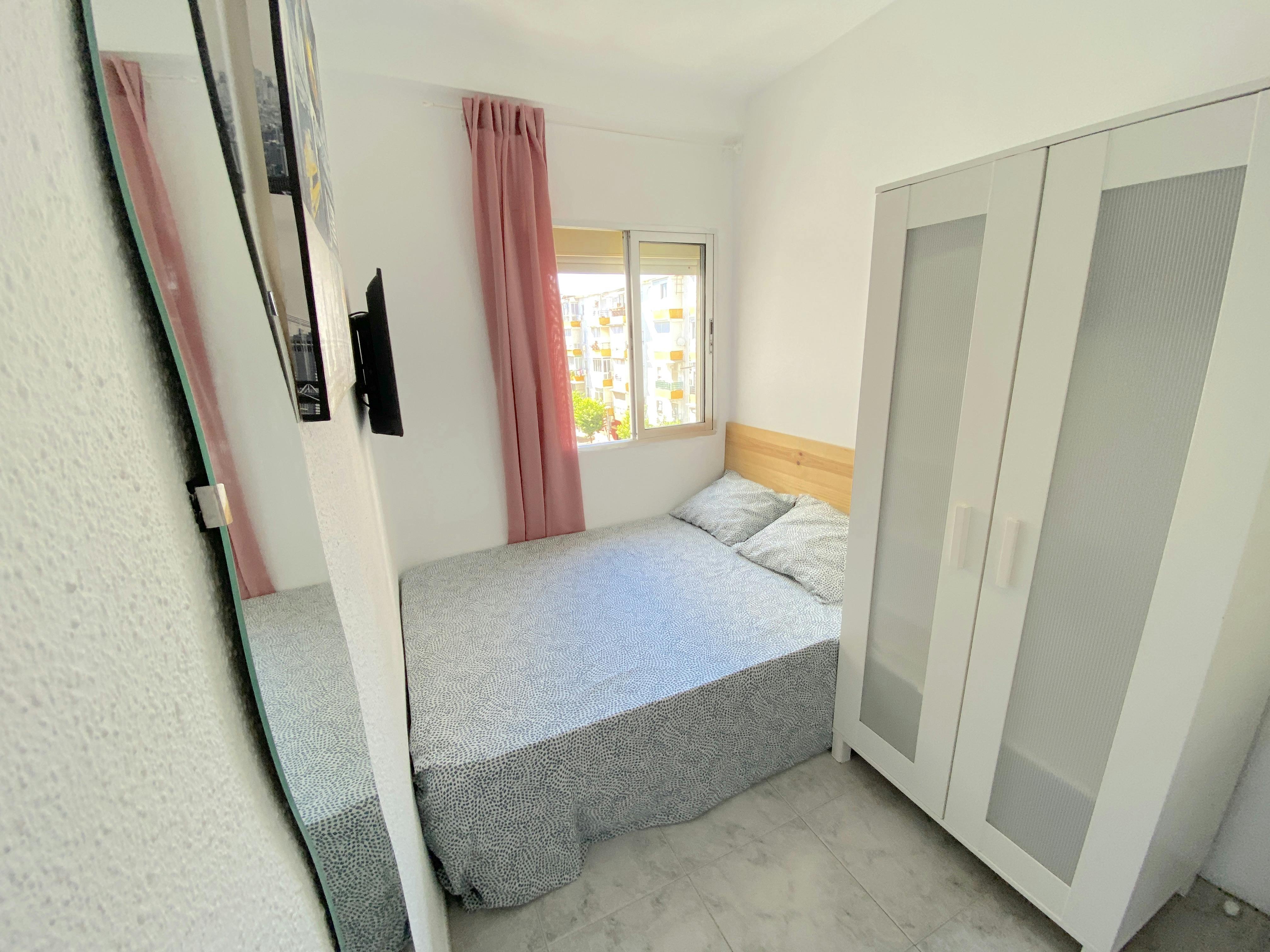 Private room for rent for €375 per month in Sevilla, Barriada la Palmilla