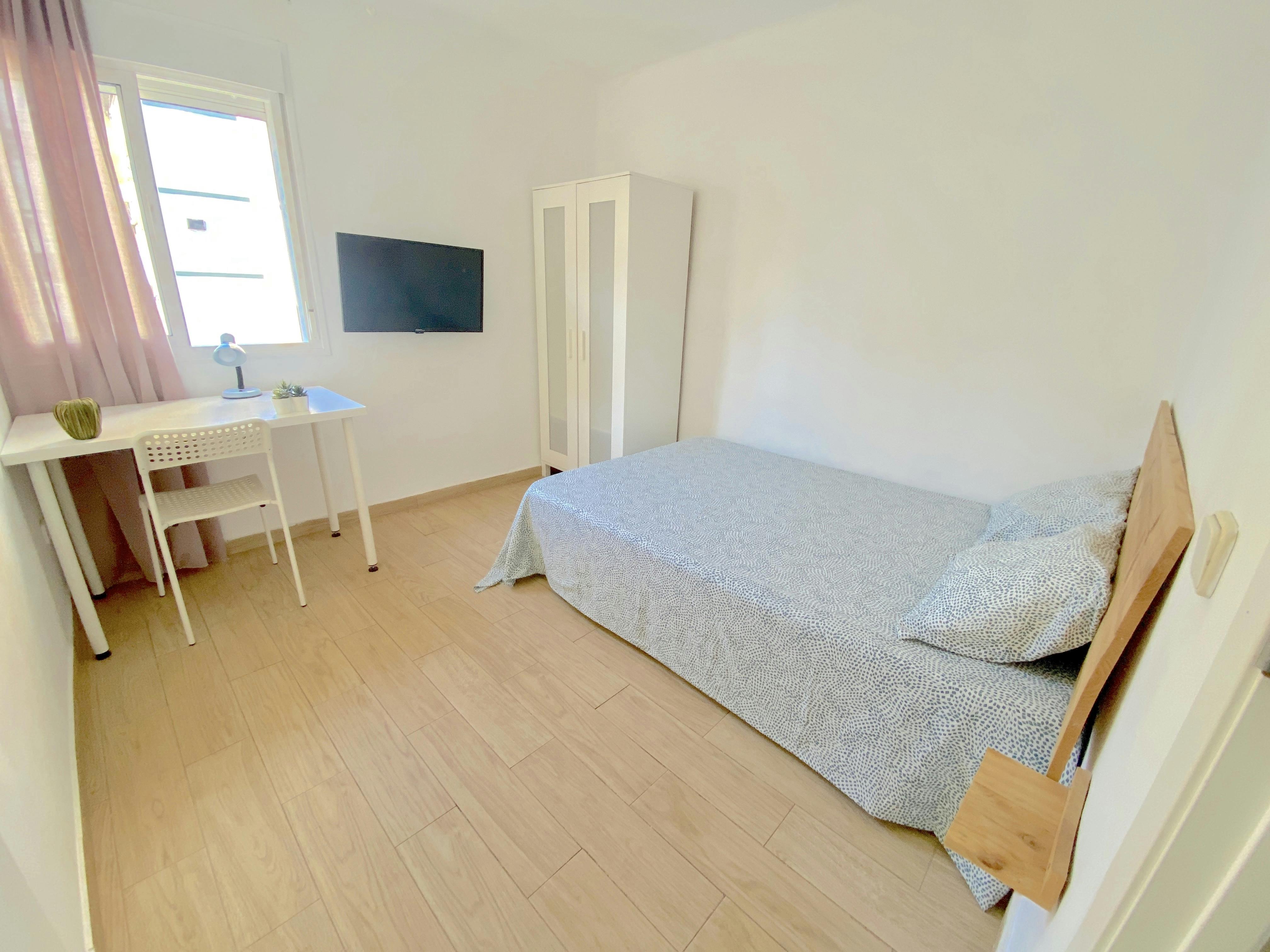Private room for rent for €295 per month in Sevilla, Avenida San Lázaro