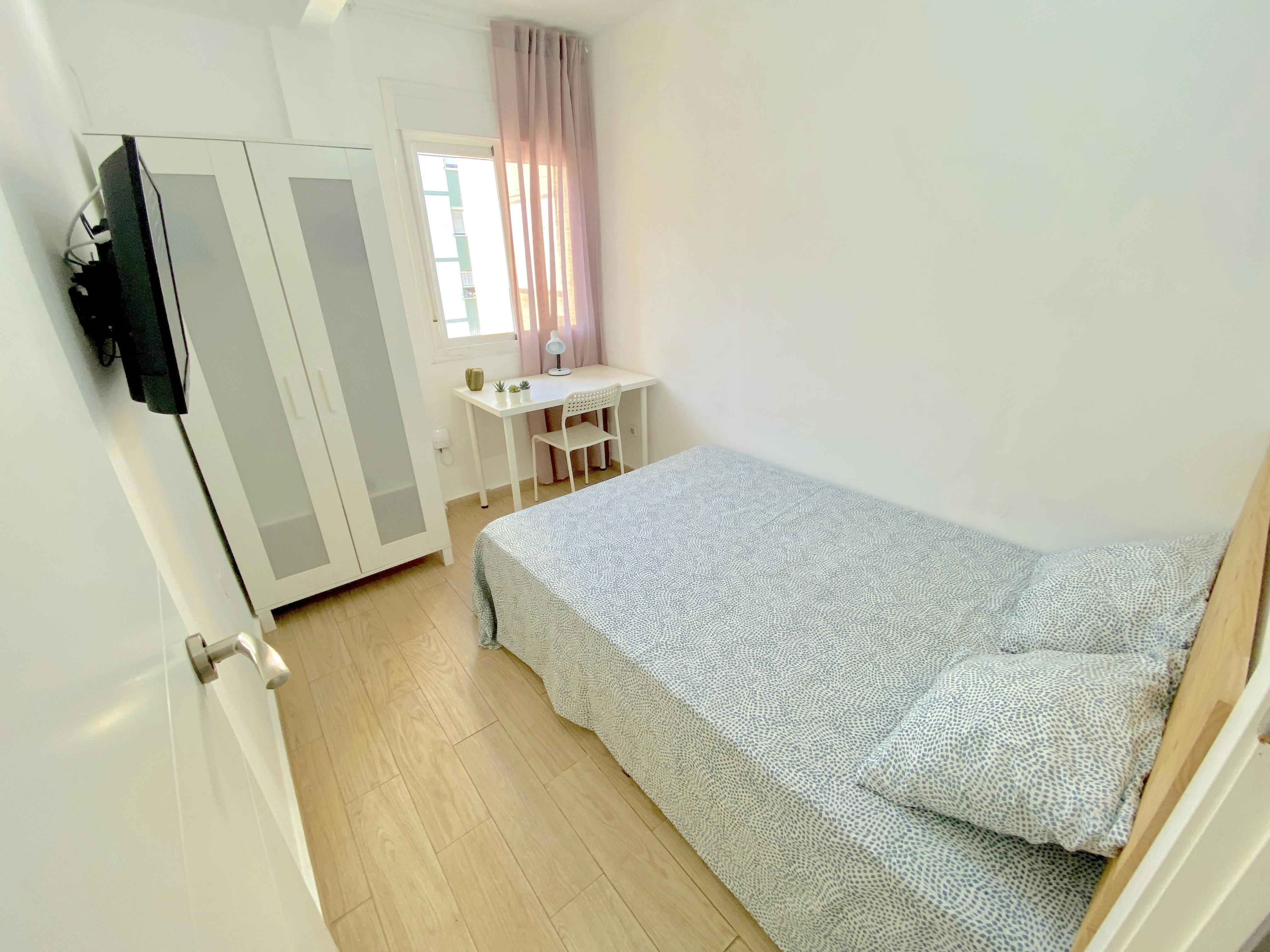 Private room for rent for €295 per month in Sevilla, Avenida San Lázaro