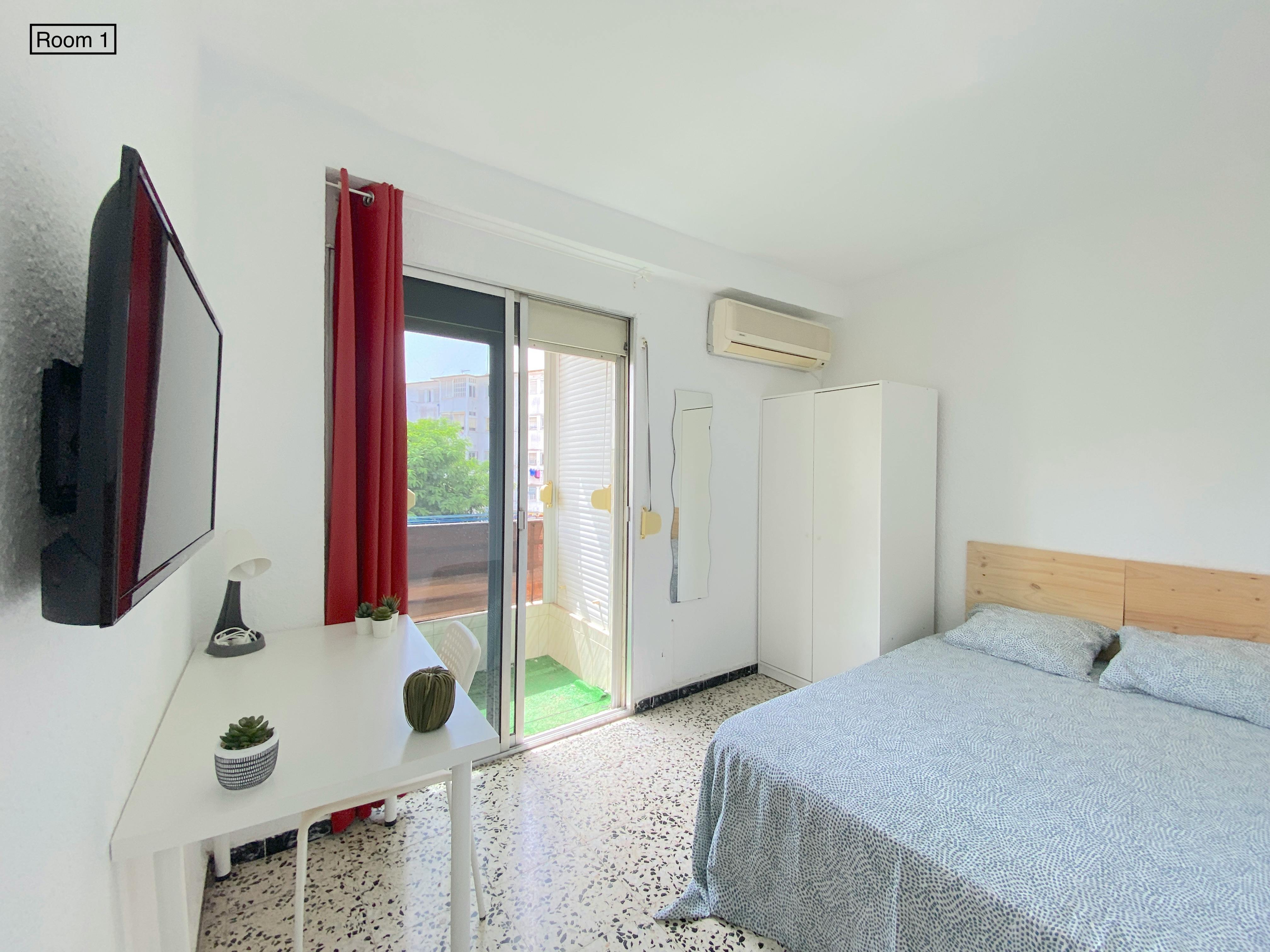 Private room for rent for €295 per month in Sevilla, Avenida de Sánchez Pizjuán