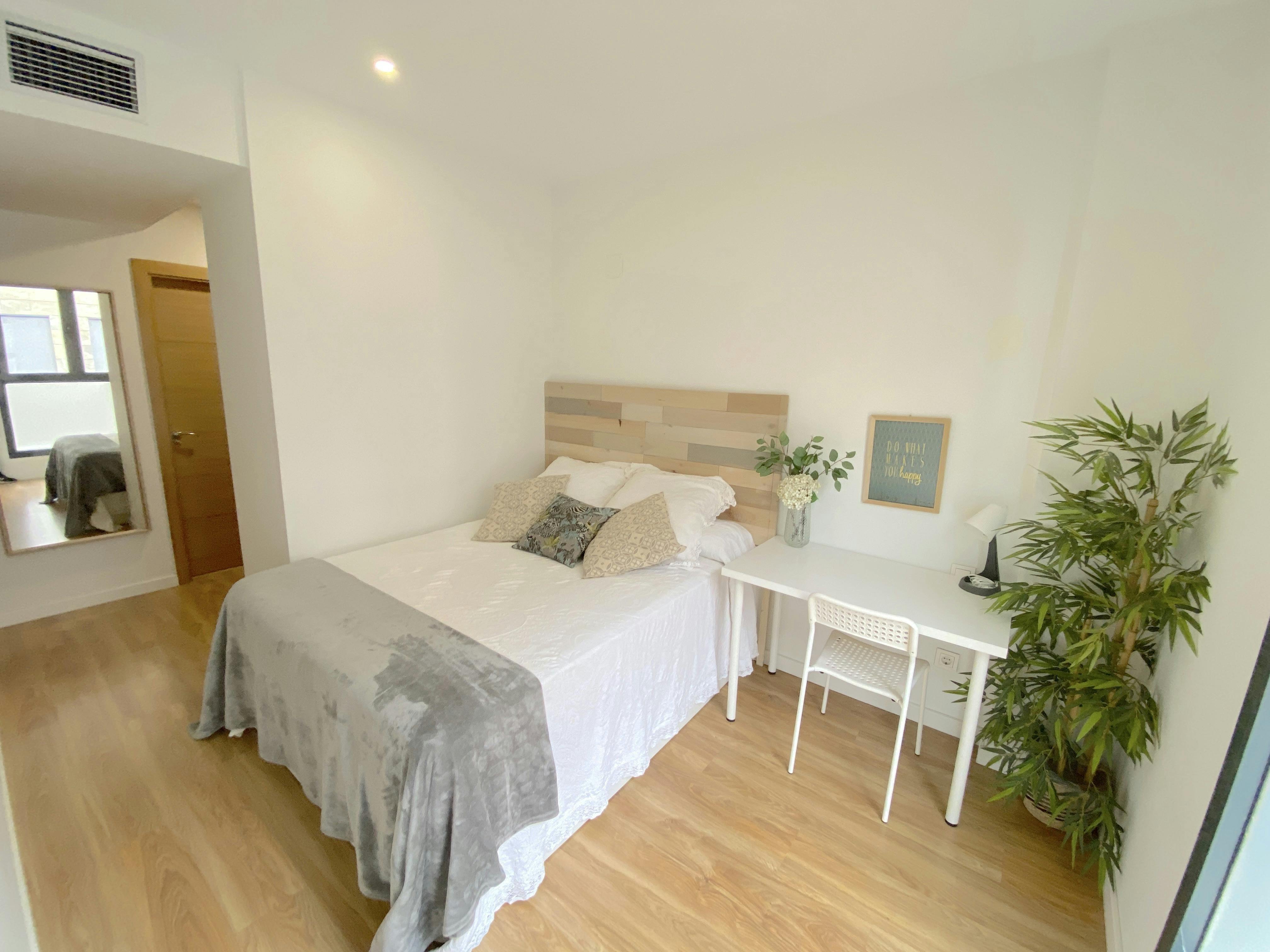 Private room for rent for €295 per month in Sevilla, Avenida de Miraflores