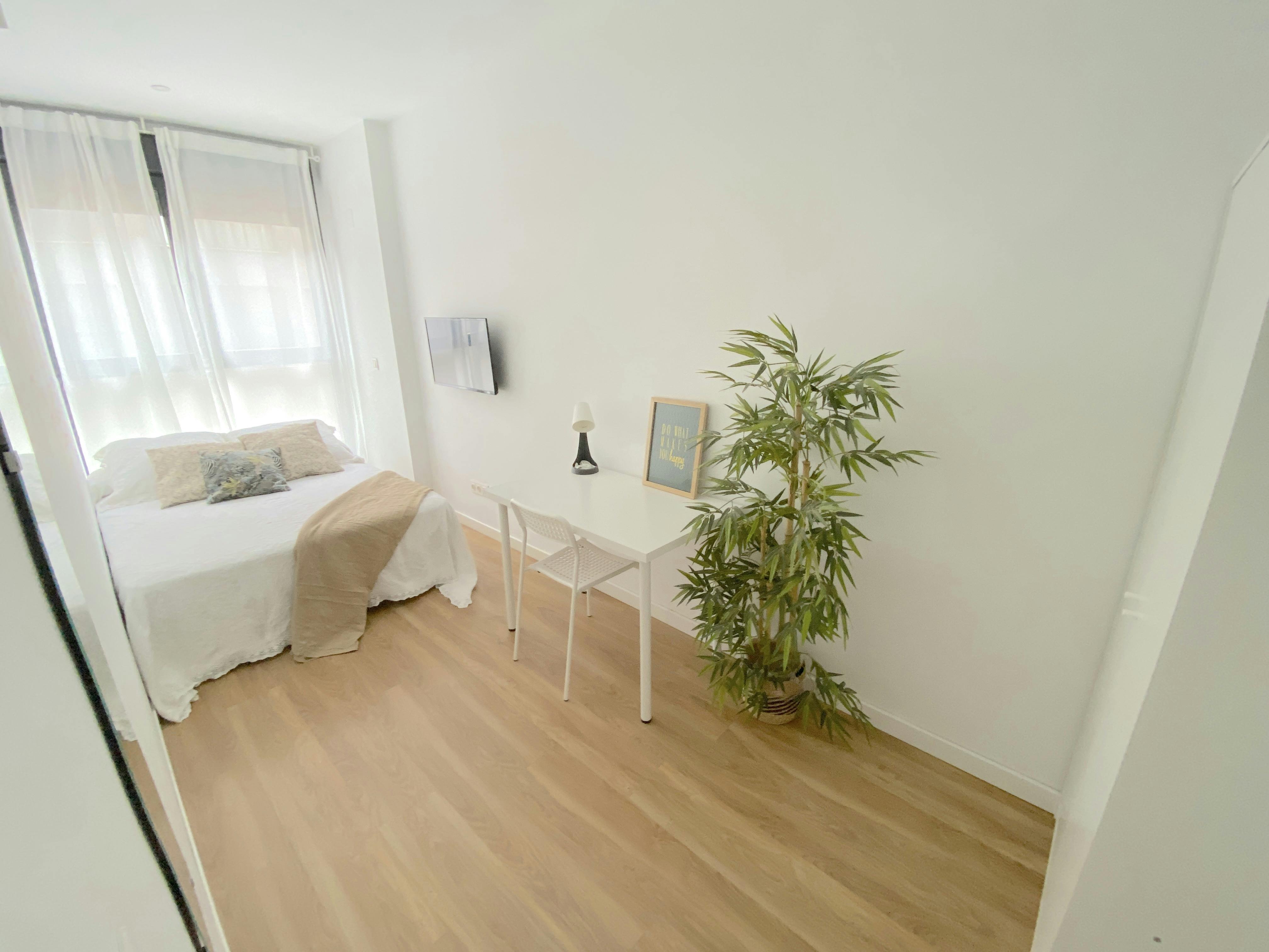 Private room for rent for €295 per month in Sevilla, Avenida de Miraflores