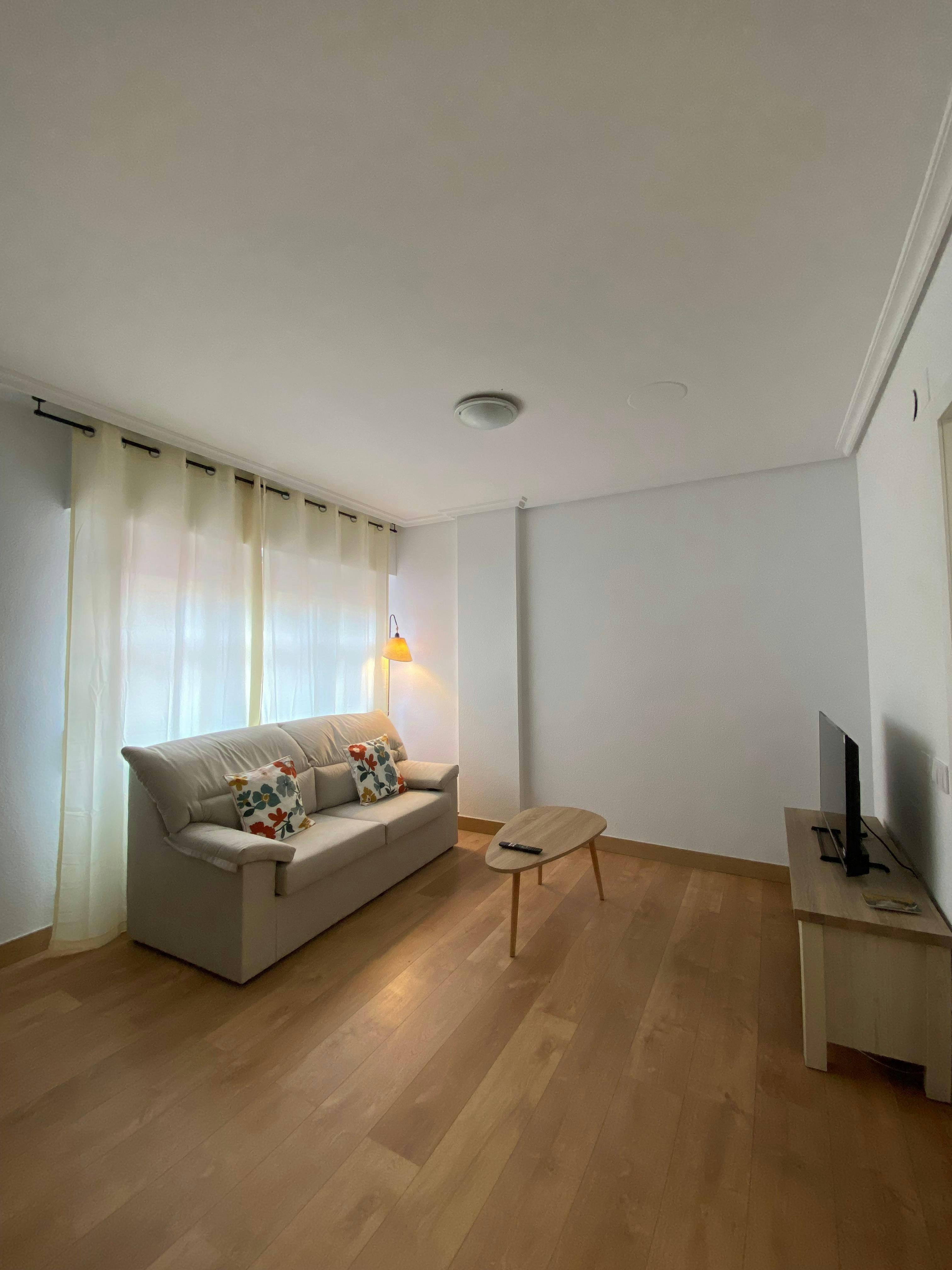 公寓 正在以 €850 的月租出租，其位于 Logroño, Calle Rey Pastor