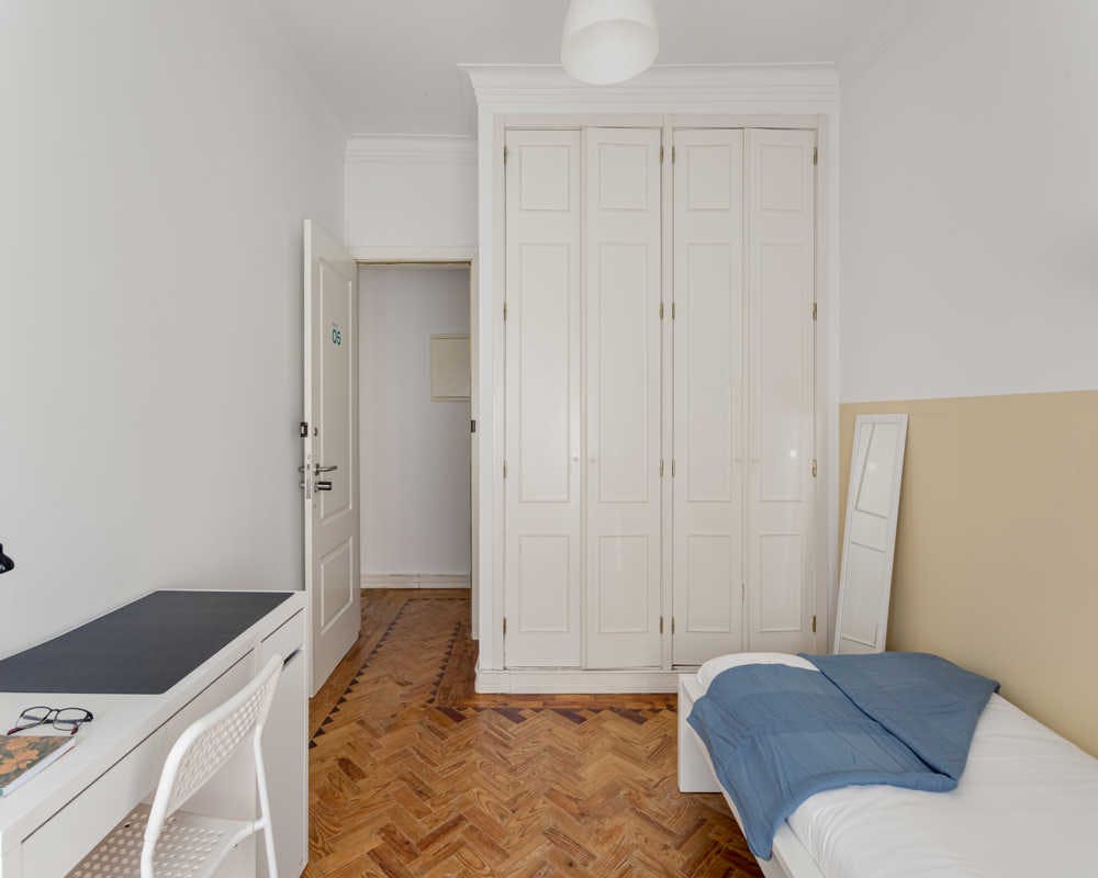 Private room for rent for €450 per month in Lisbon, Largo Manuel Emídio da Silva