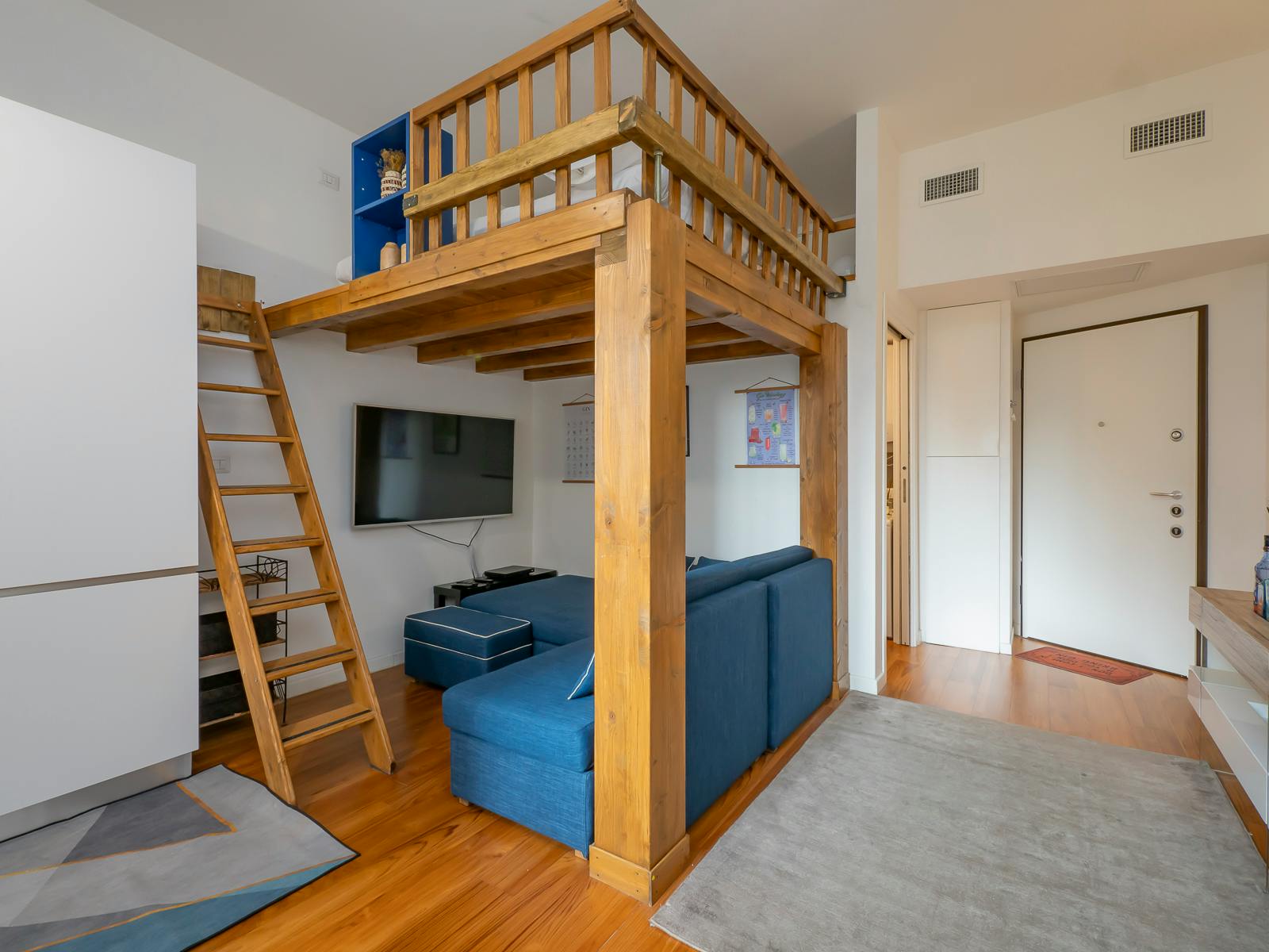 Studio for rent for €2,097 per month in Milan, Via Edmondo de Amicis