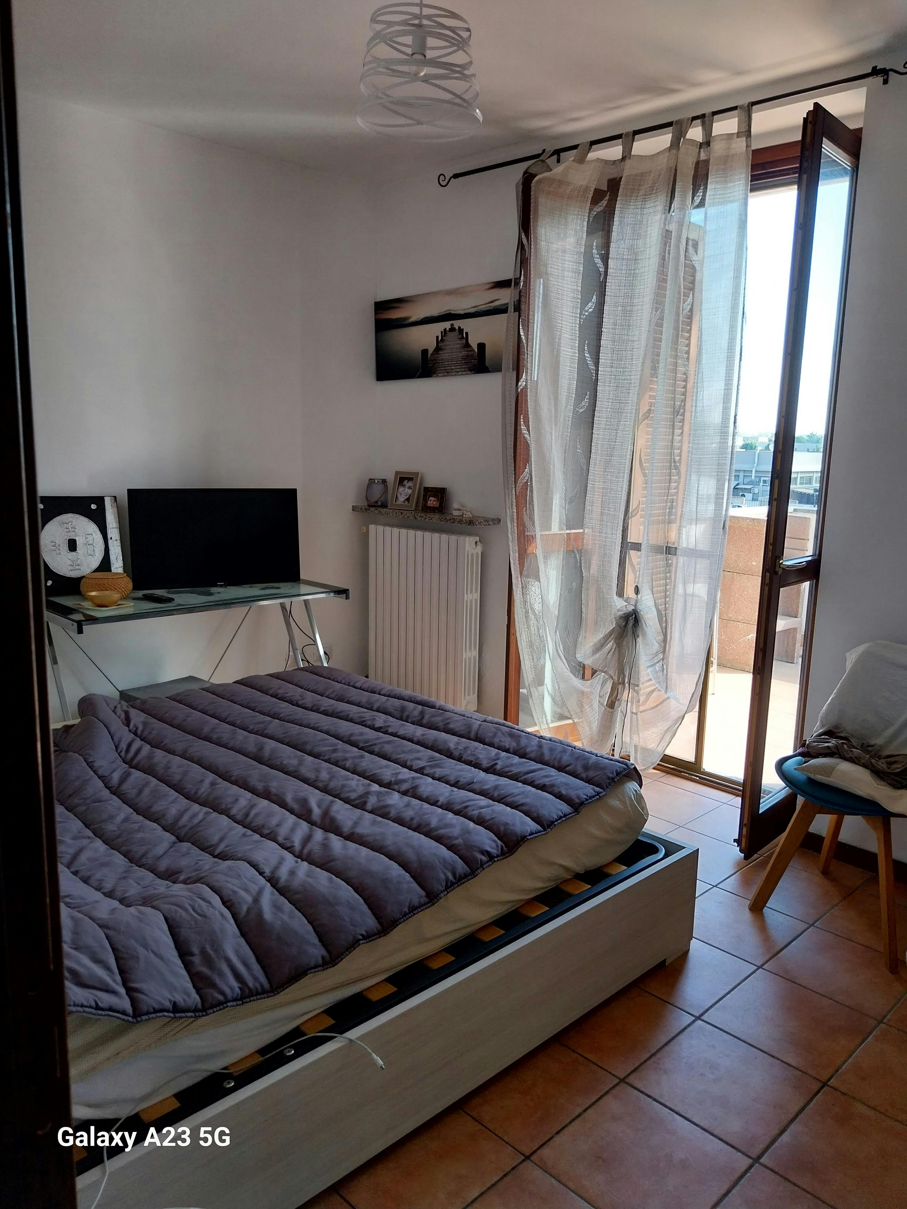 私人房间 正在以 €480 的月租出租，其位于 Casorate Primo, Via Sandro Pertini