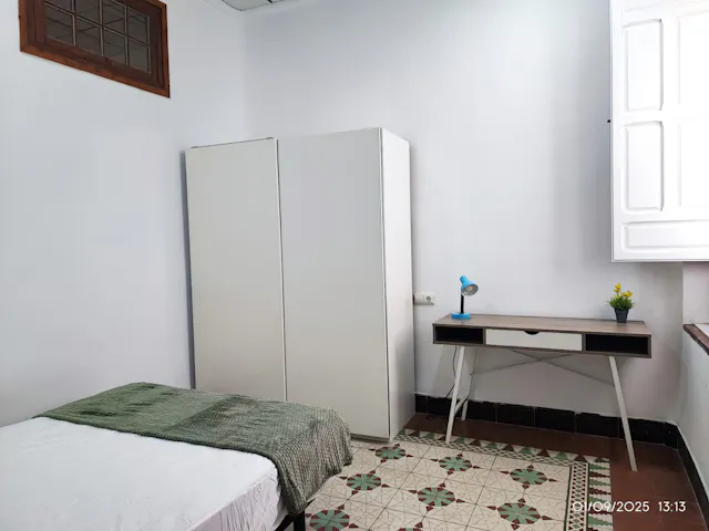 Private room in Calle Segura, Alicante (1638136) room image 2