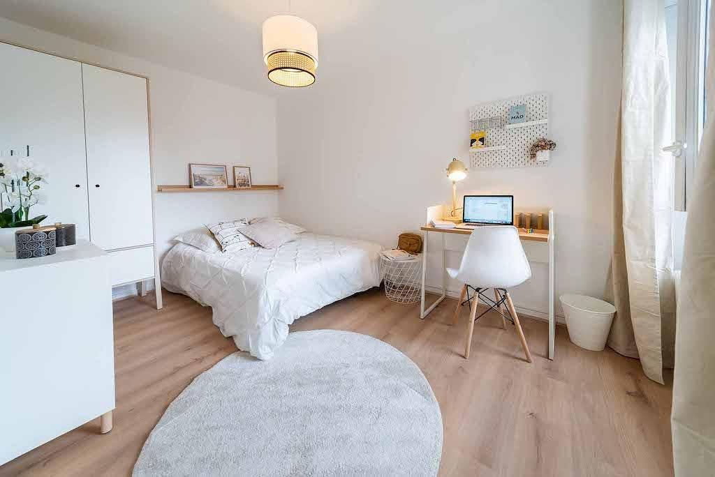 Rue des Glycines, Bron preview