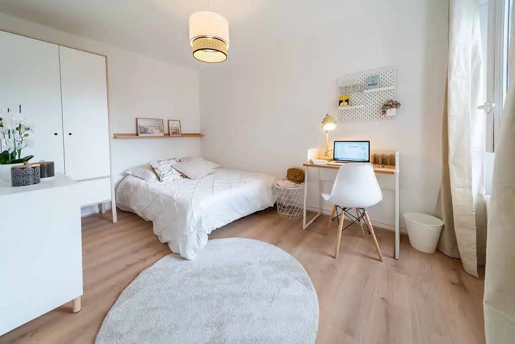 Rue des Glycines, Bron preview