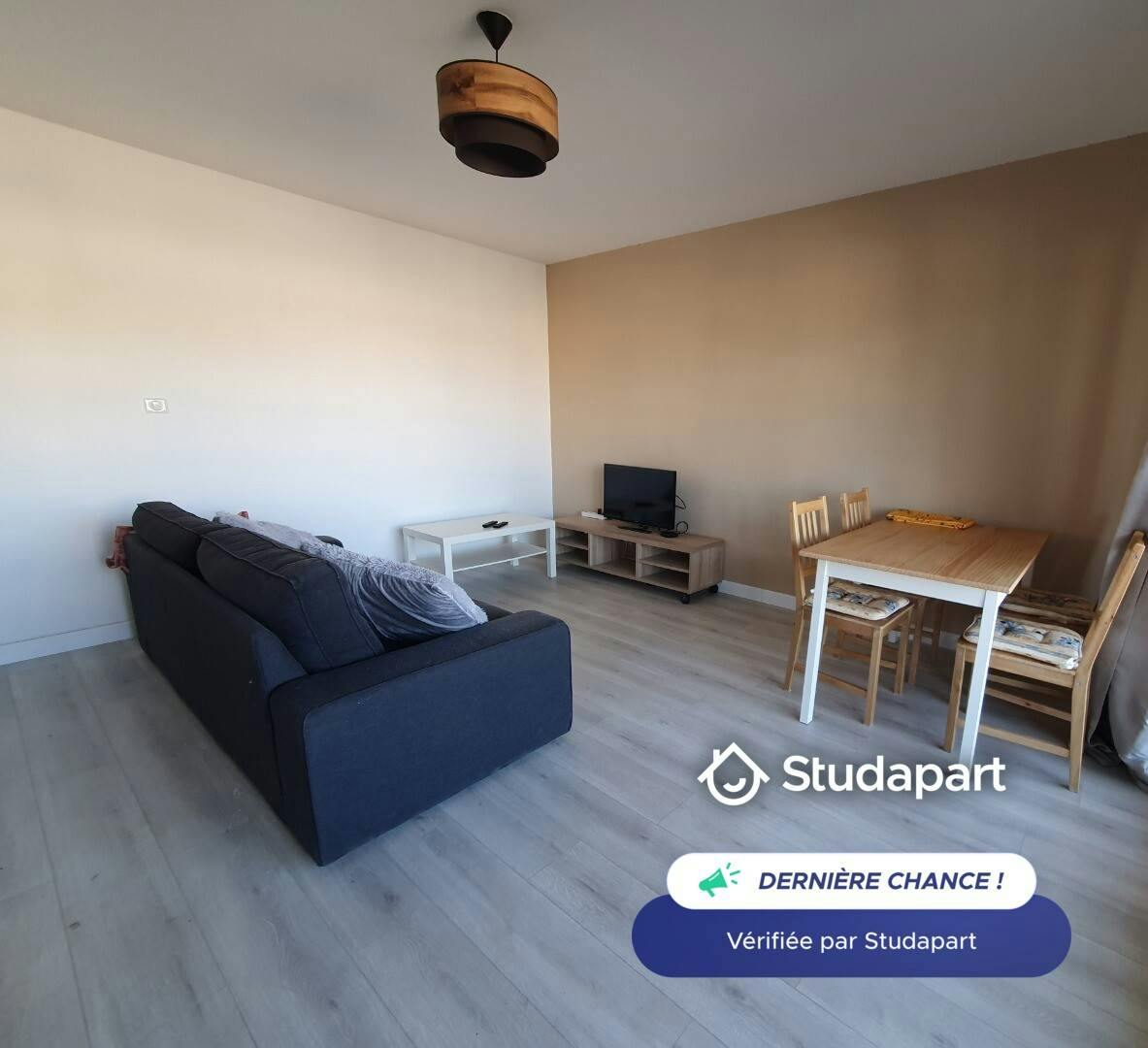 Apartment for rent for €700 per month in Avignon, Place Saint-Lazare