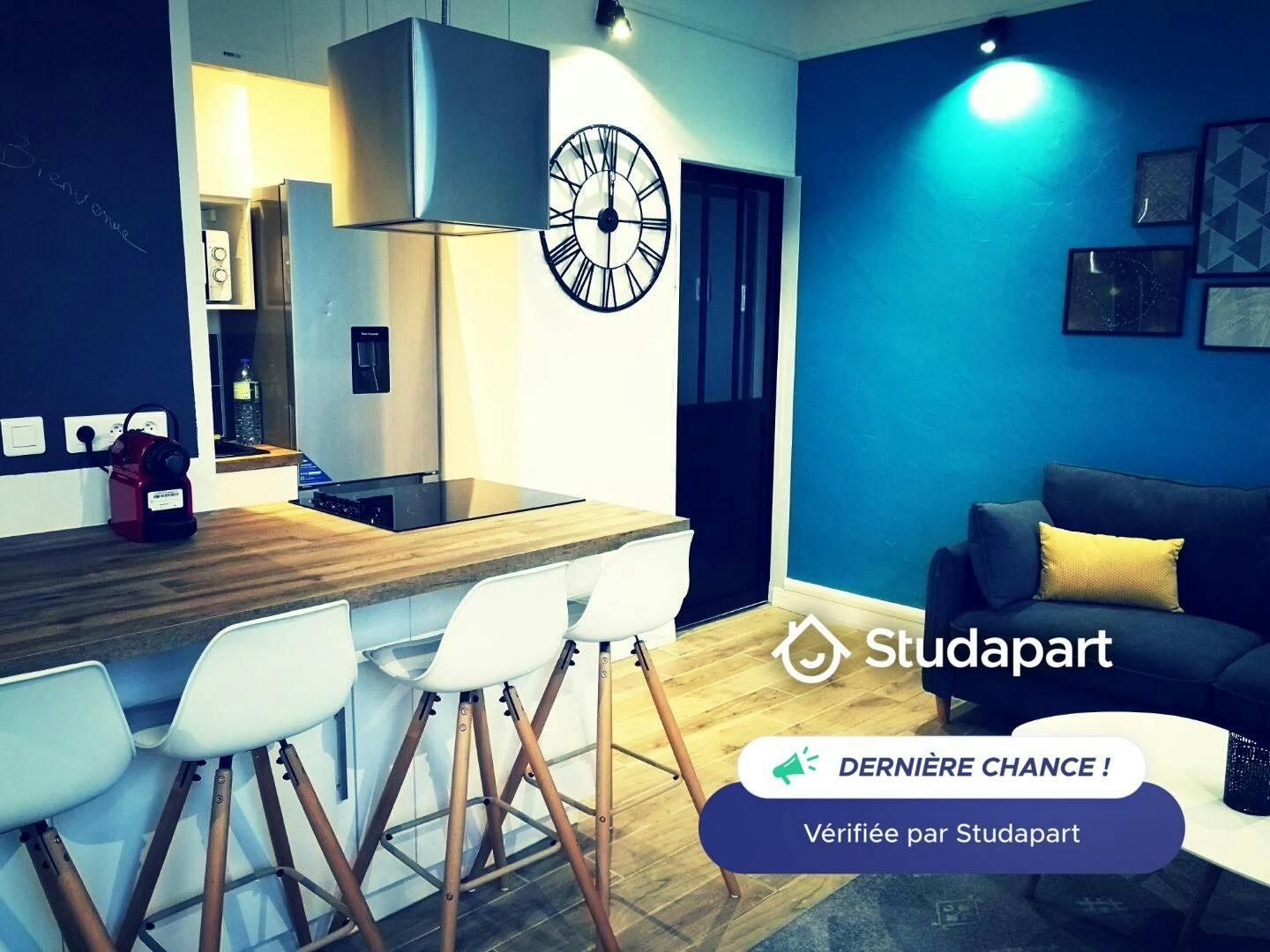 Appartement te huur voor € 990 per maand in Nîmes, Rue Henri Bataille