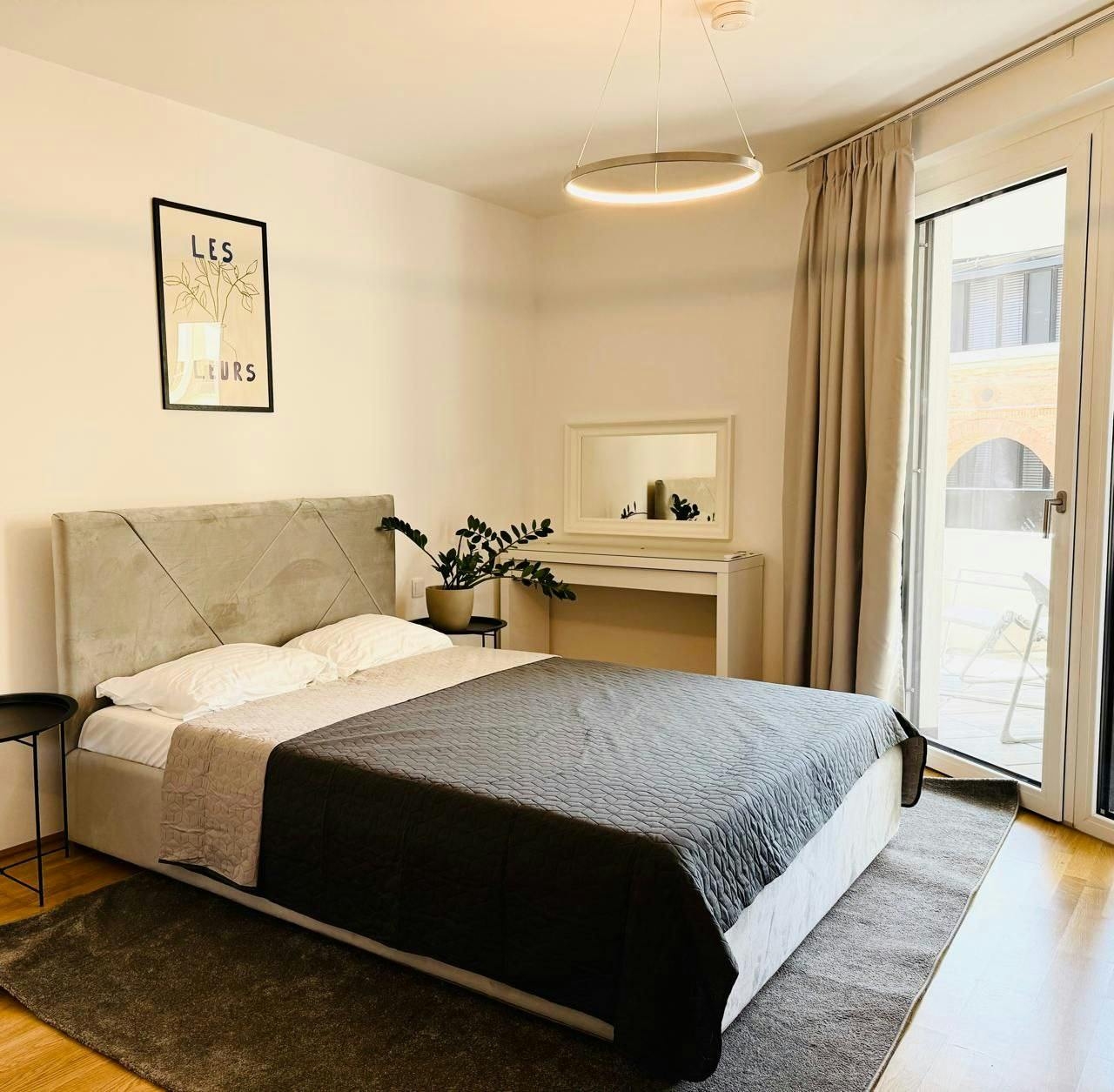 Apartment for rent for €2,300 per month in Vienna, Laxenburger Straße