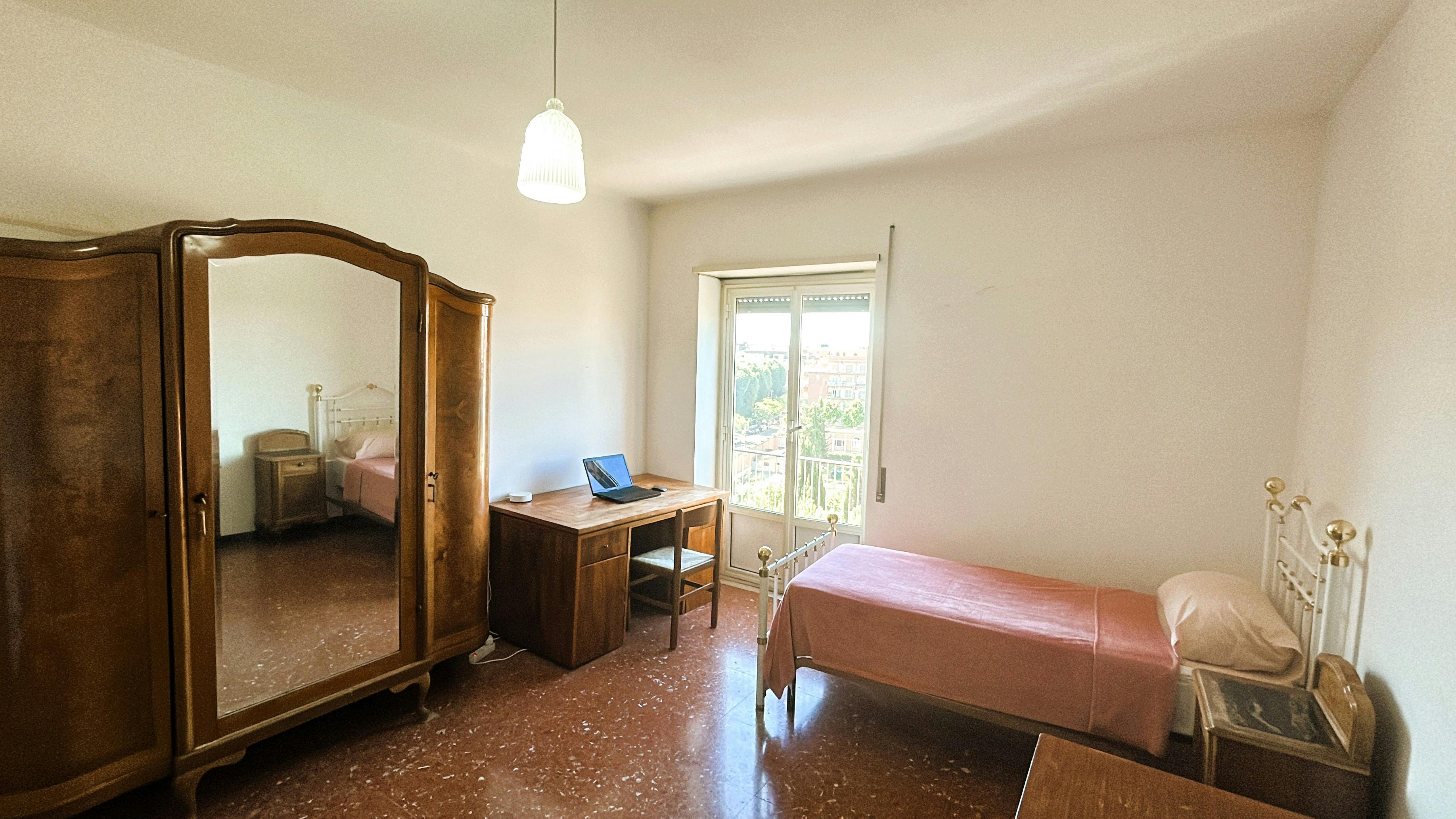 Double room Rome, 1 bed, 35m² — photo 2