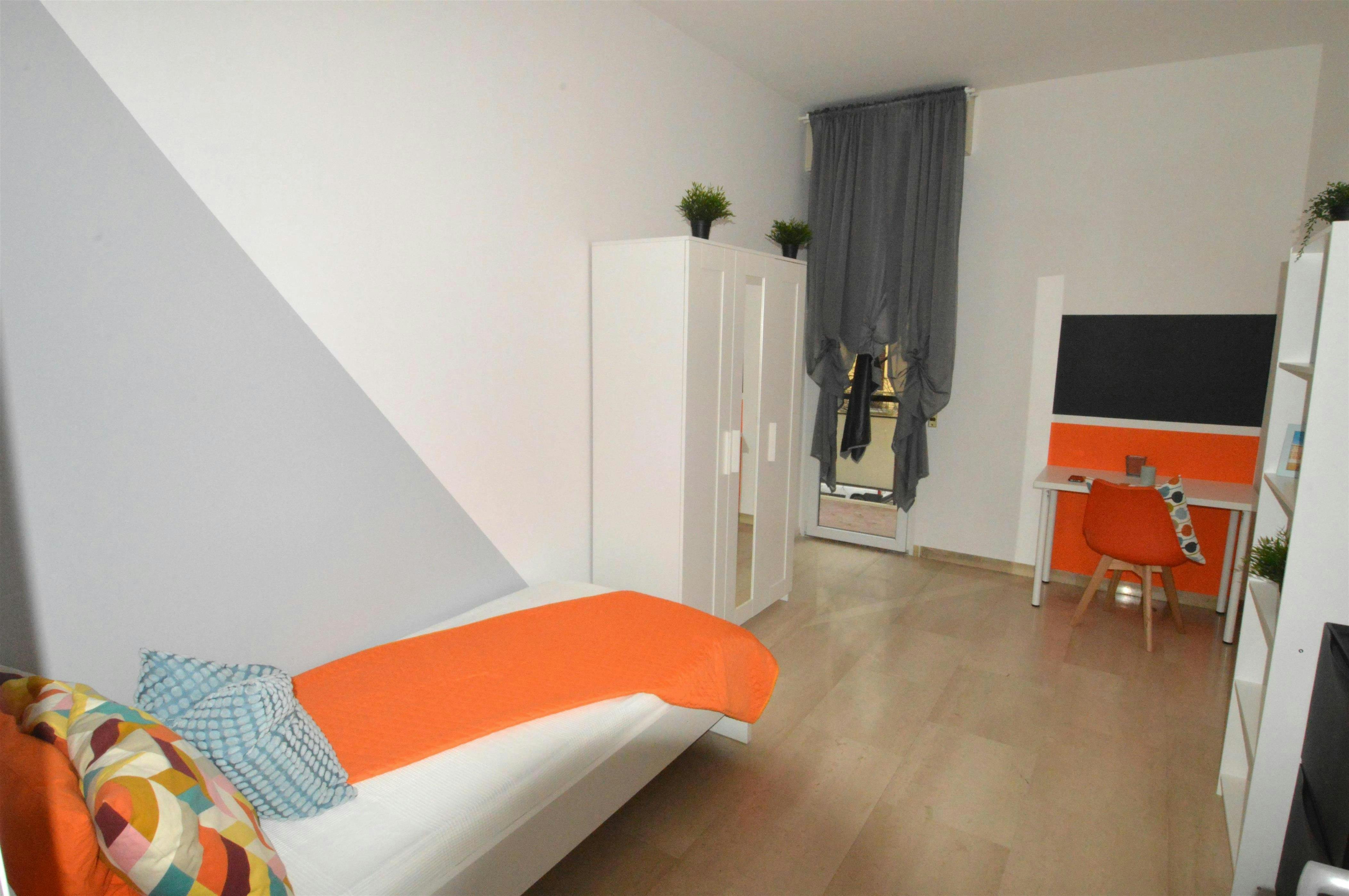 Private room for rent for €500 per month in Modena, Viale Gaetano Storchi