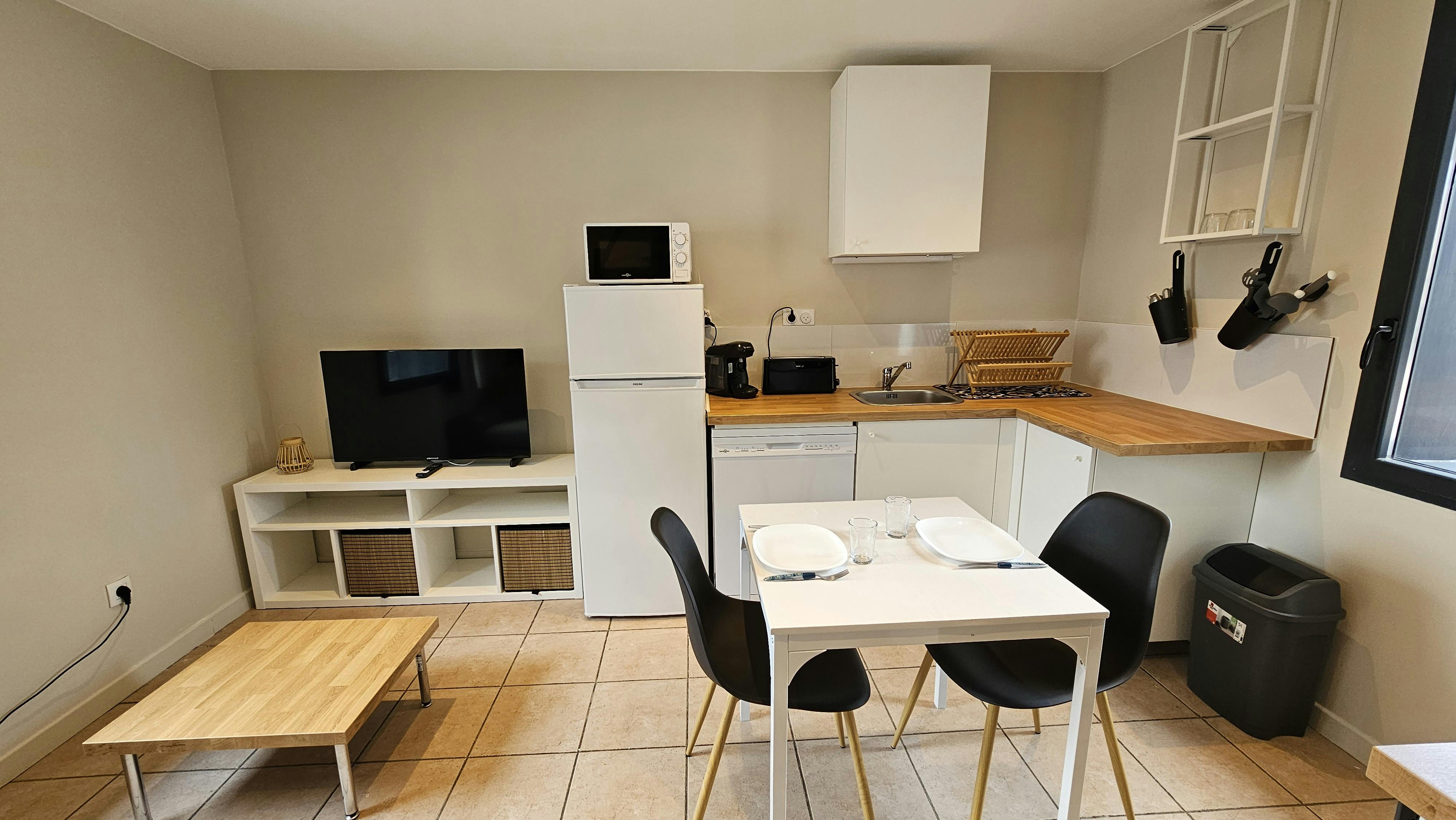 房源 正在以 €2,100 的月租出租，其位于 Saint-Priest, Chemin de Revaison