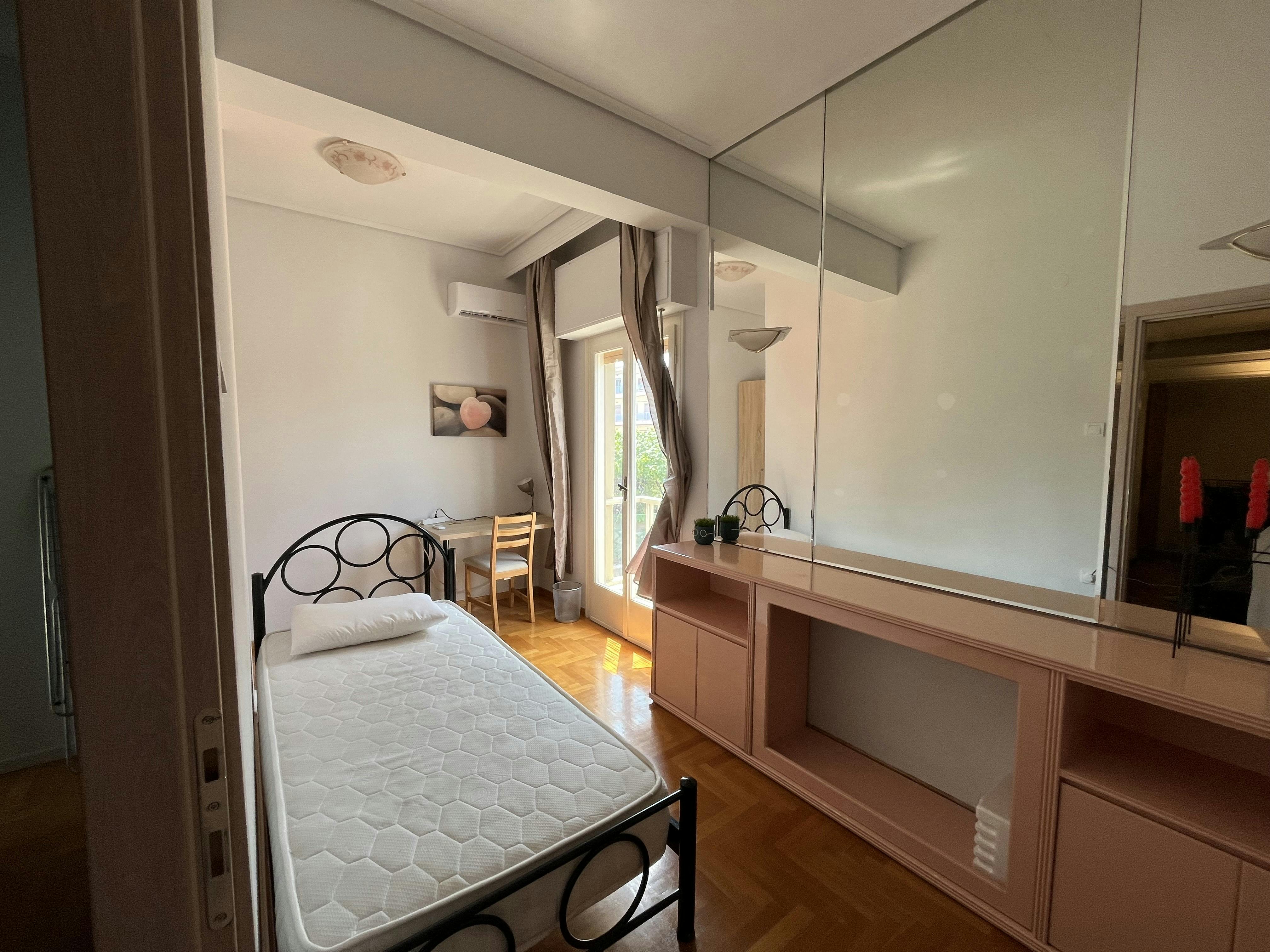 Private room for rent for €280 per month in Néa Ionía, Smirnis