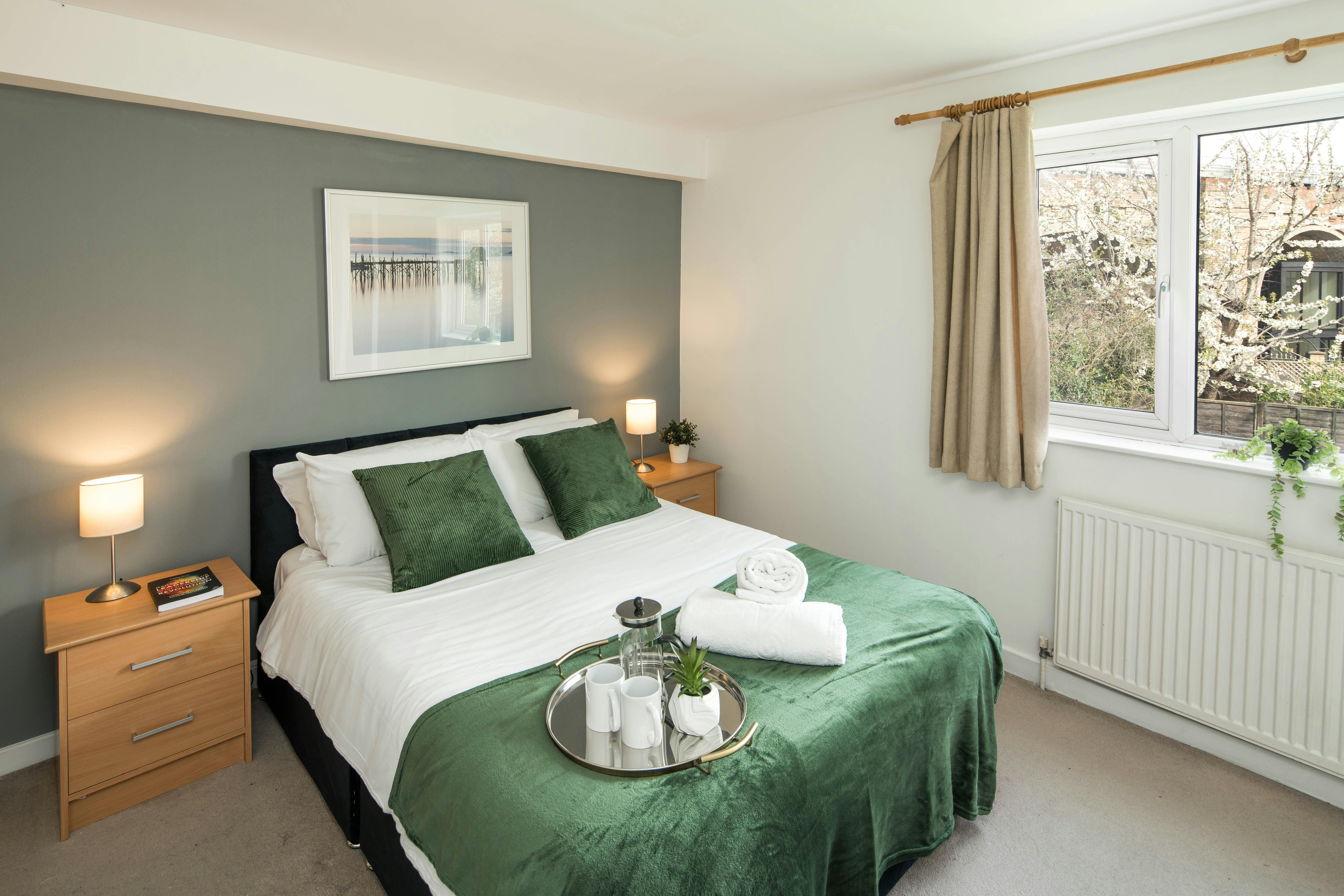 Apartment for rent for €4,693 per month in London, Whites Grounds