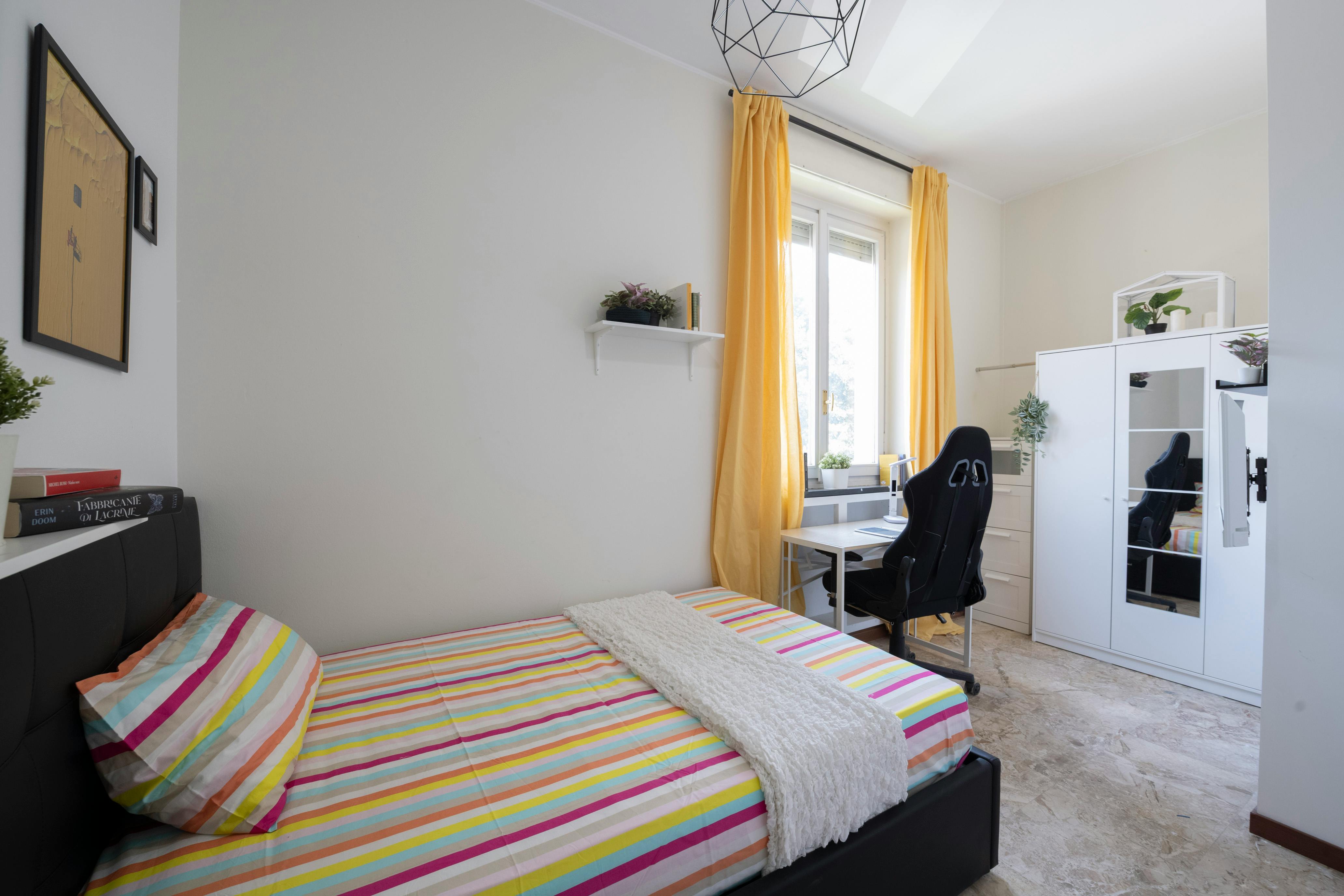 Private room for rent for €640 per month in Milan, Viale Francesco Restelli