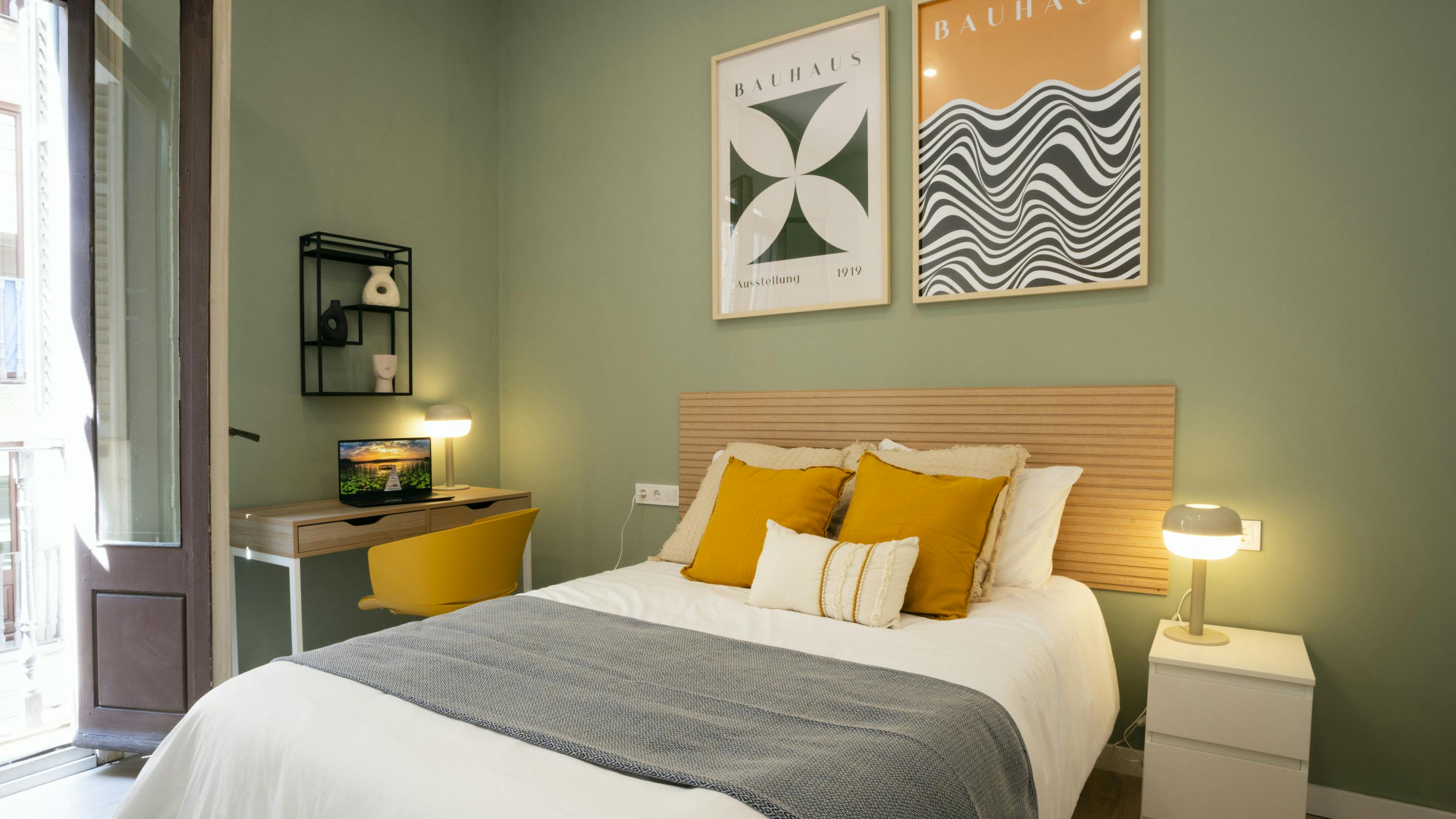 Private room for rent for €750 per month in Barcelona, Plaça de la Universitat