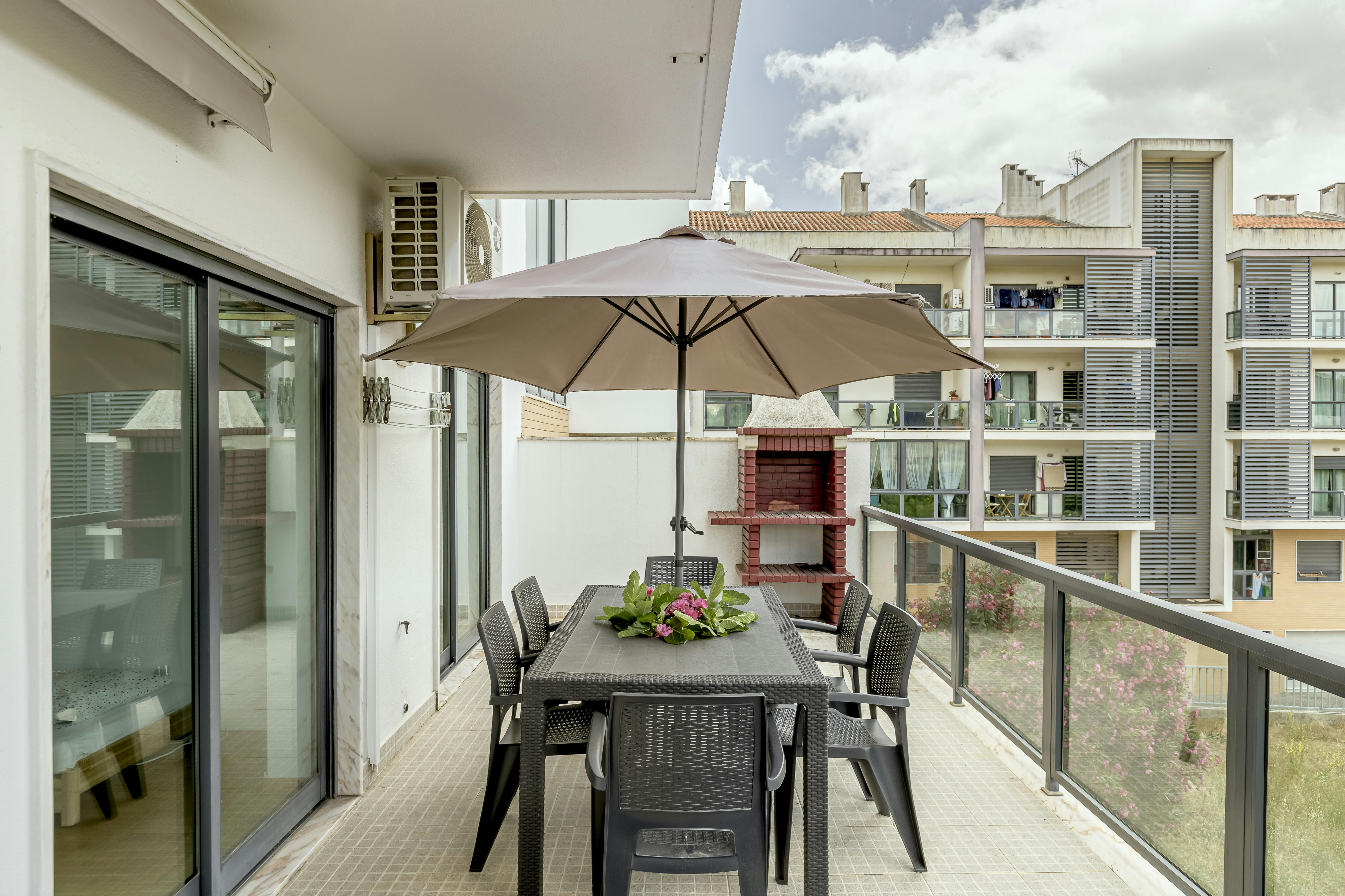 Apartment for rent for €1,800 per month in Vialonga, Avenida Carlos Pinhão