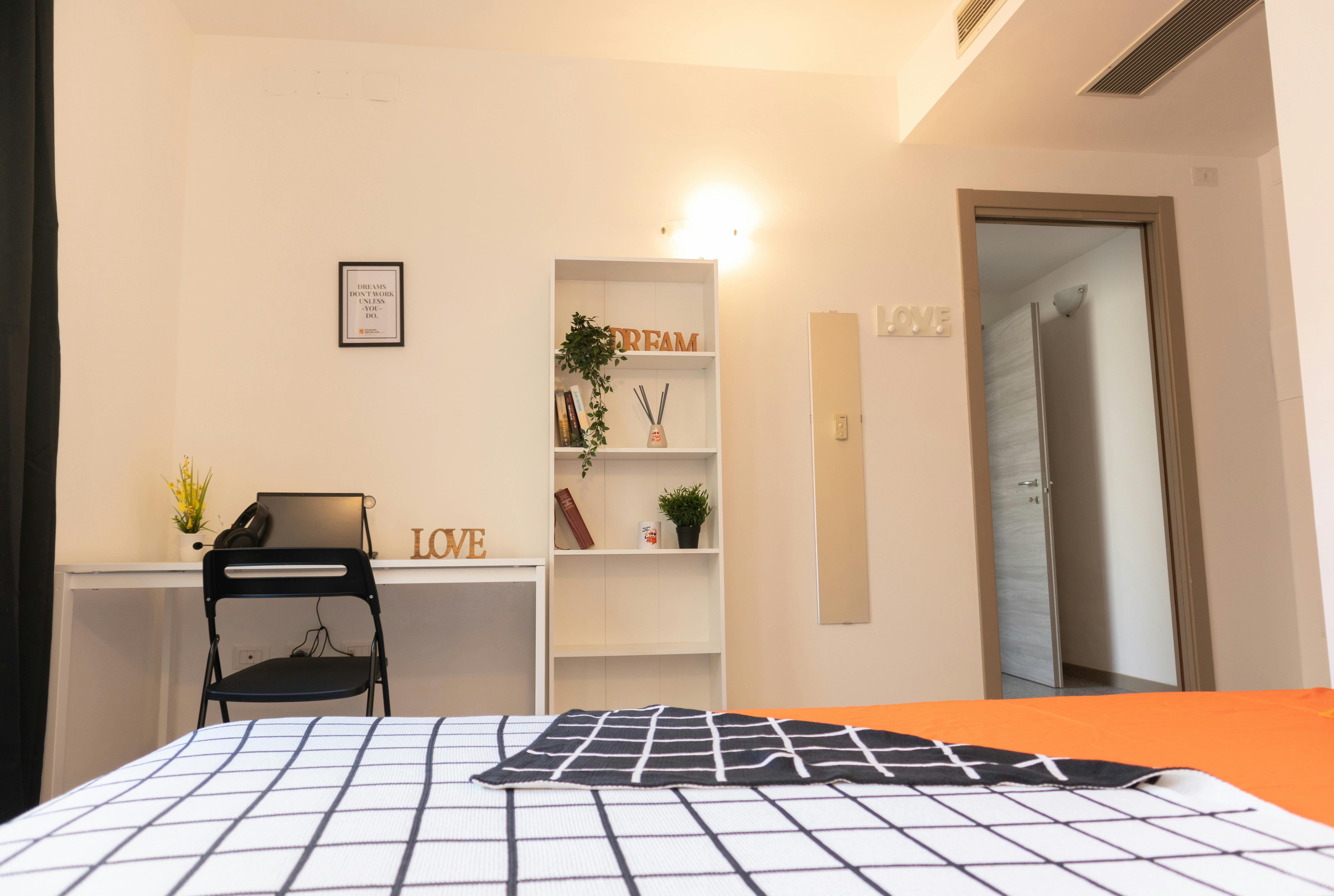 Single room Cagliari, 1 bed, 14m² — photo 1