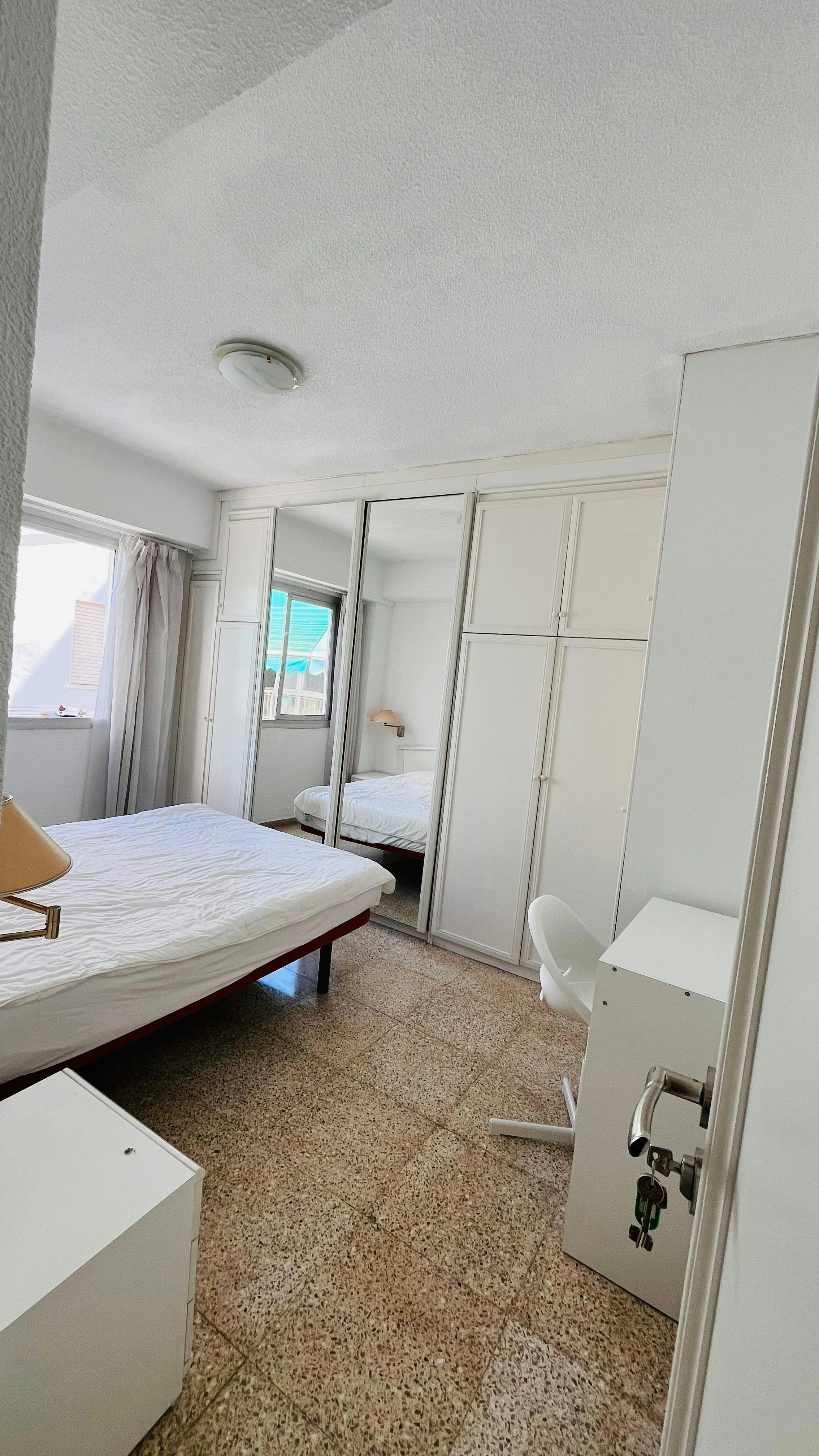 Privat rum att hyra för 400 € i månaden i Alicante, Carrer Pintor Aparicio