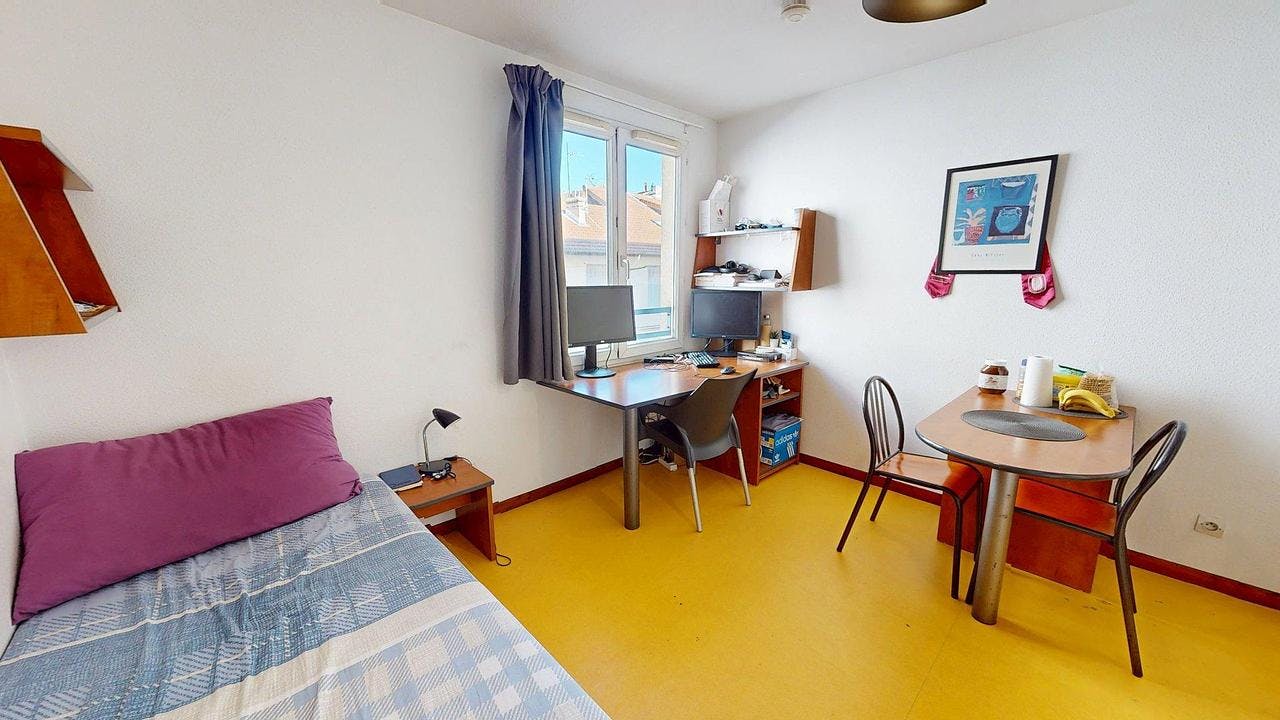 Studio for rent for €295 per month in Saint-Étienne, Rue Désiré Claude