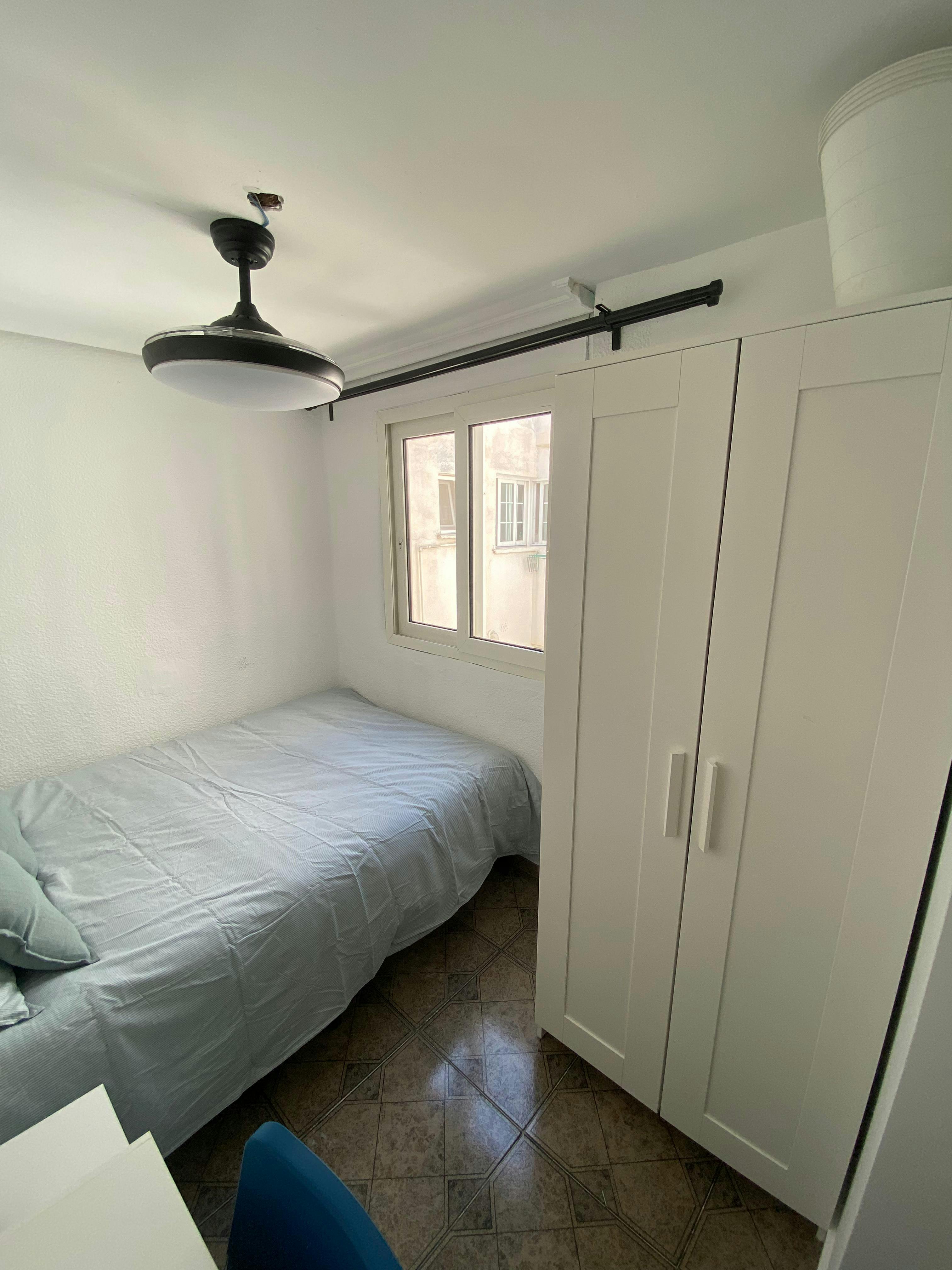 Private room for rent for €325 per month in Manises, Carrer San Edesio