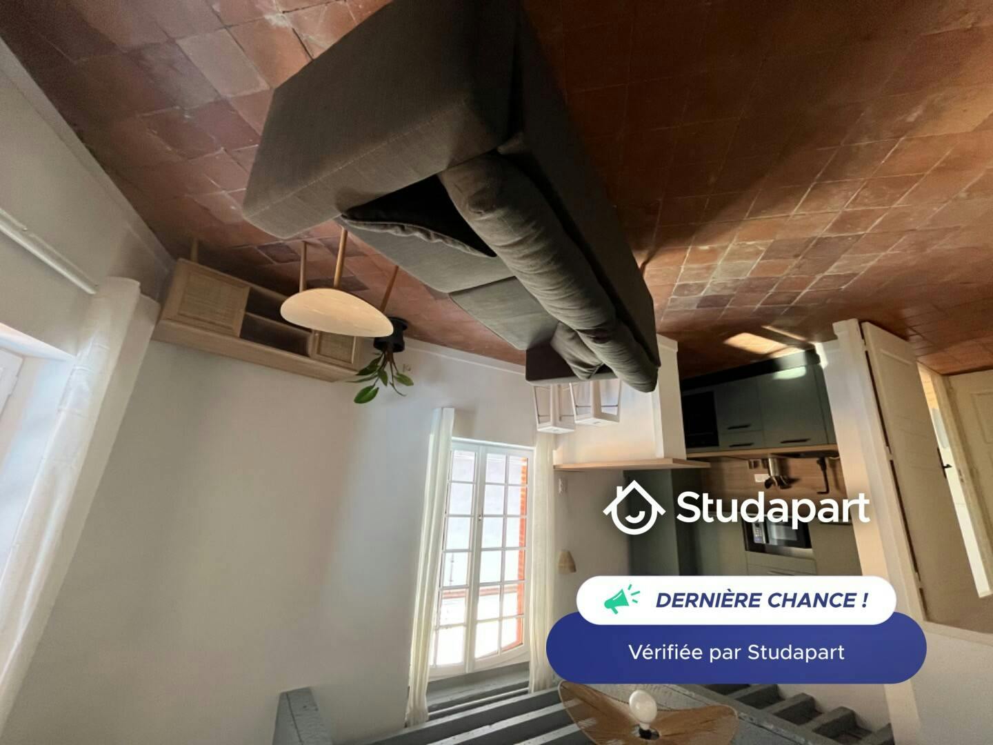 Apartment for rent for €680 per month in Montauban, Place nationale