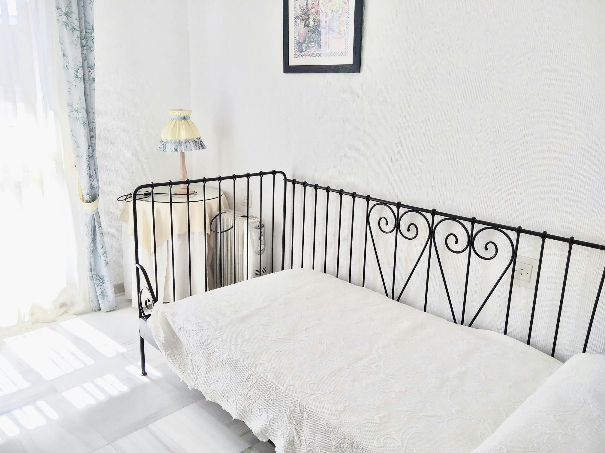 Chambre privée à louer pour 350 €/mois à Dos Hermanas, Calle Salamanca