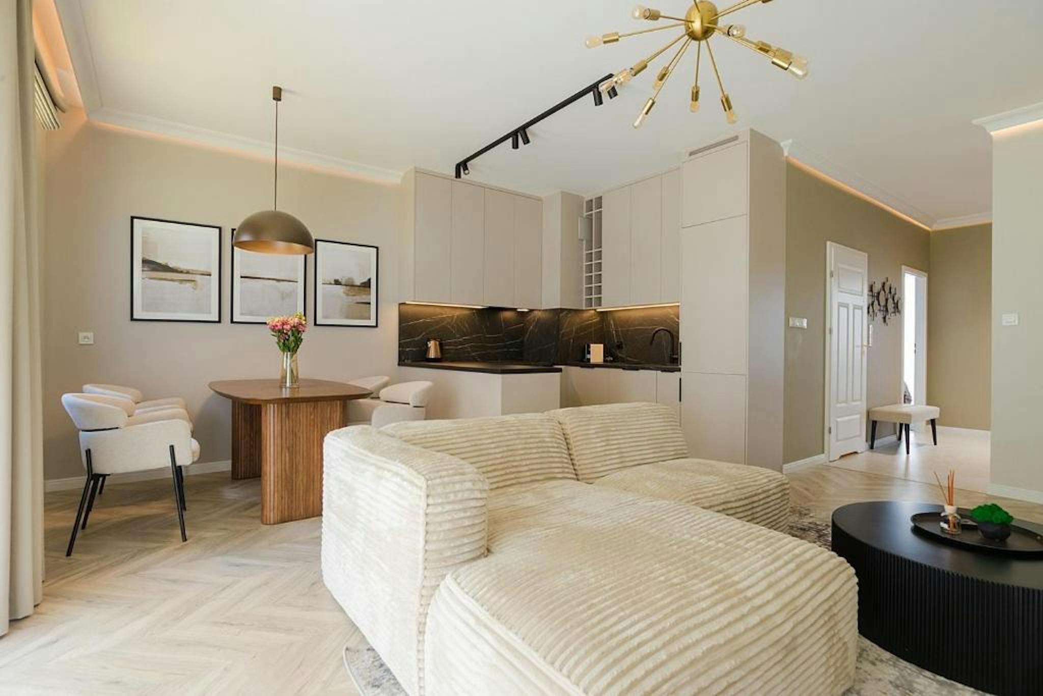 Jerzego Holzera, Warsaw preview