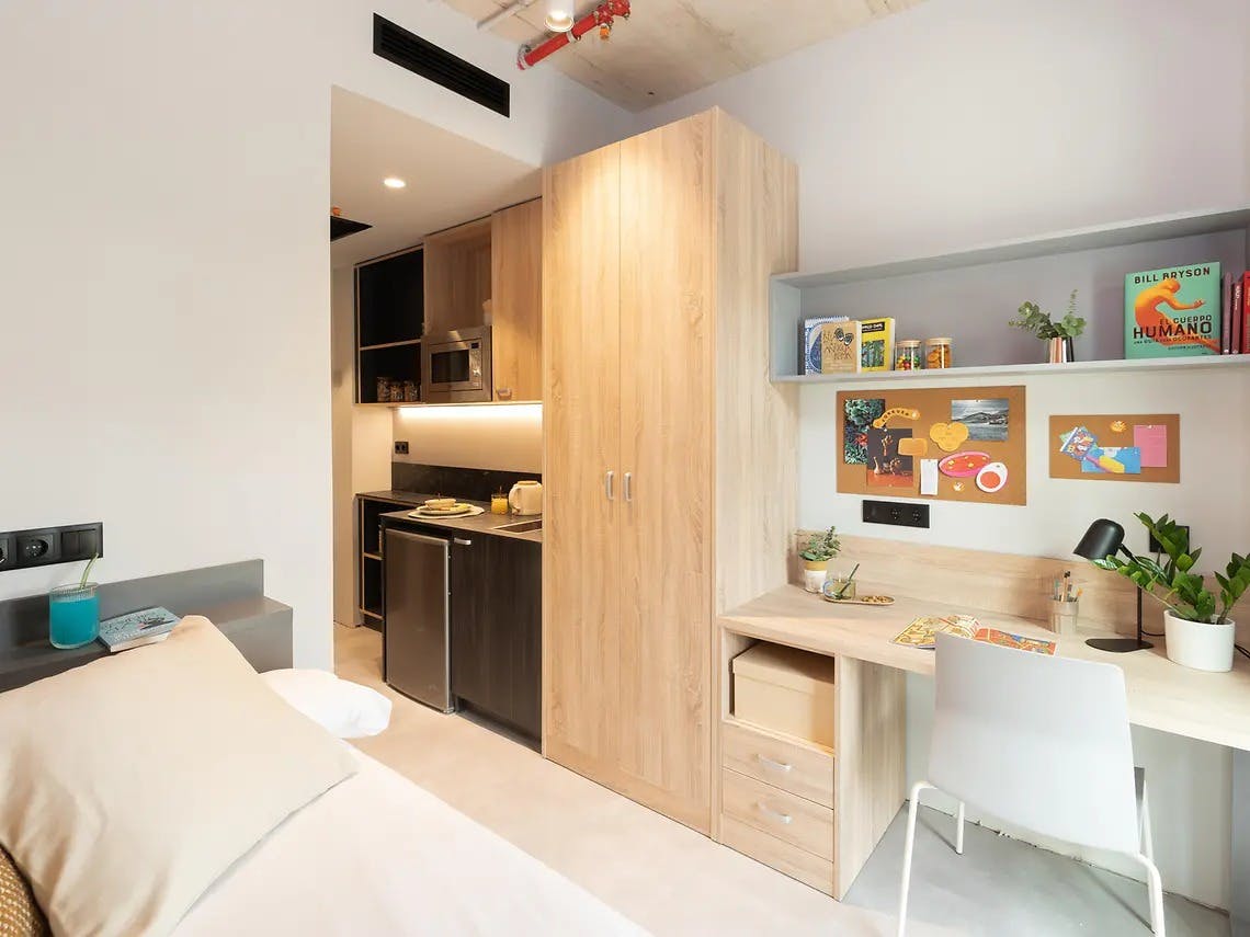 Private room for rent for €1,235 per month in L'Hospitalet de Llobregat, Carrer de la Residencia