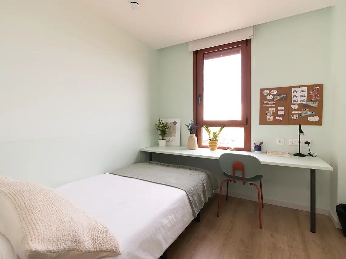 Private room for rent for €1,086 per month in Barcelona, Avinguda de la Ciència