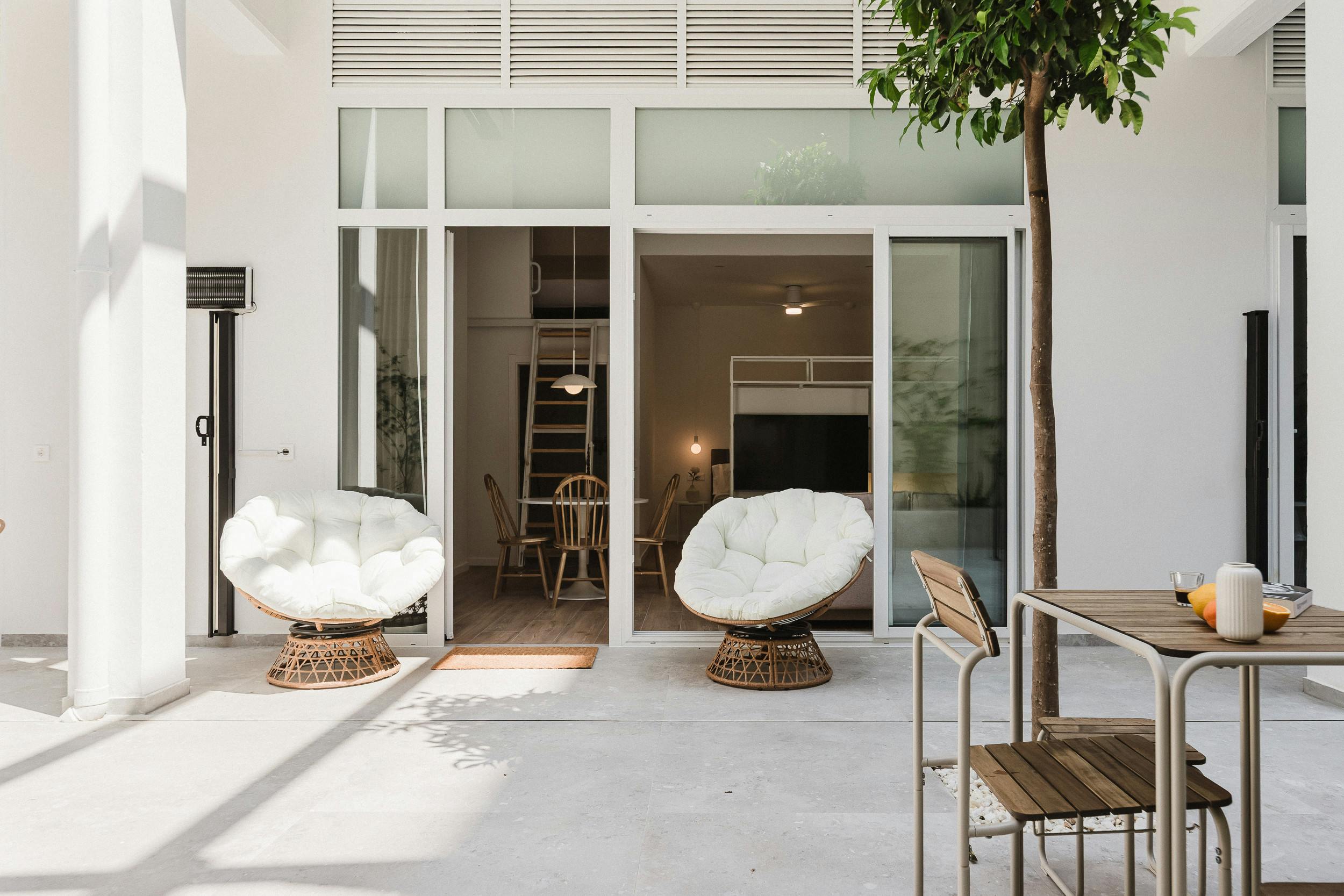 Apartment for rent for €2,400 per month in Valencia, Carrer de la Democràcia