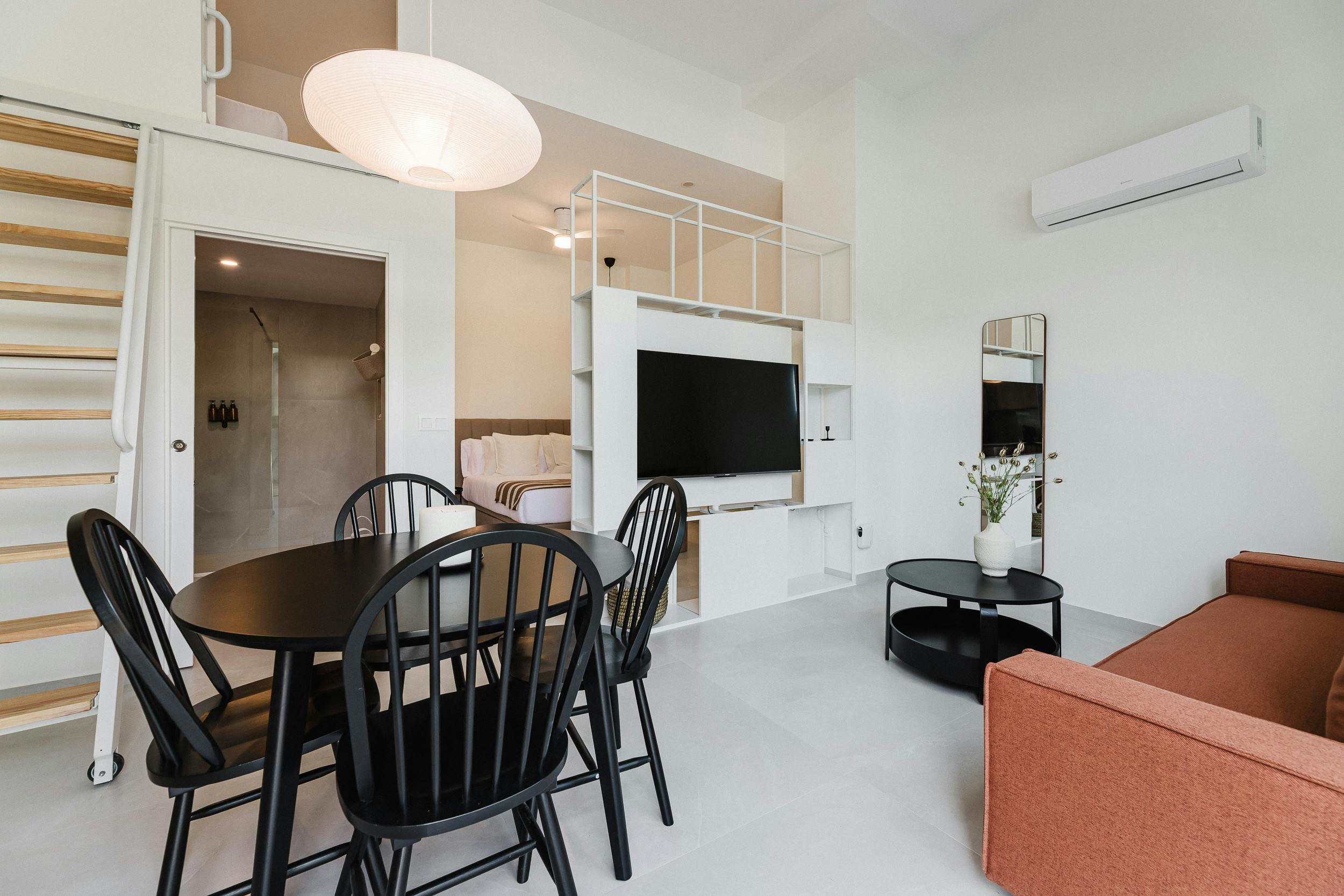 Apartment for rent for €2,400 per month in Valencia, Carrer de la Democràcia