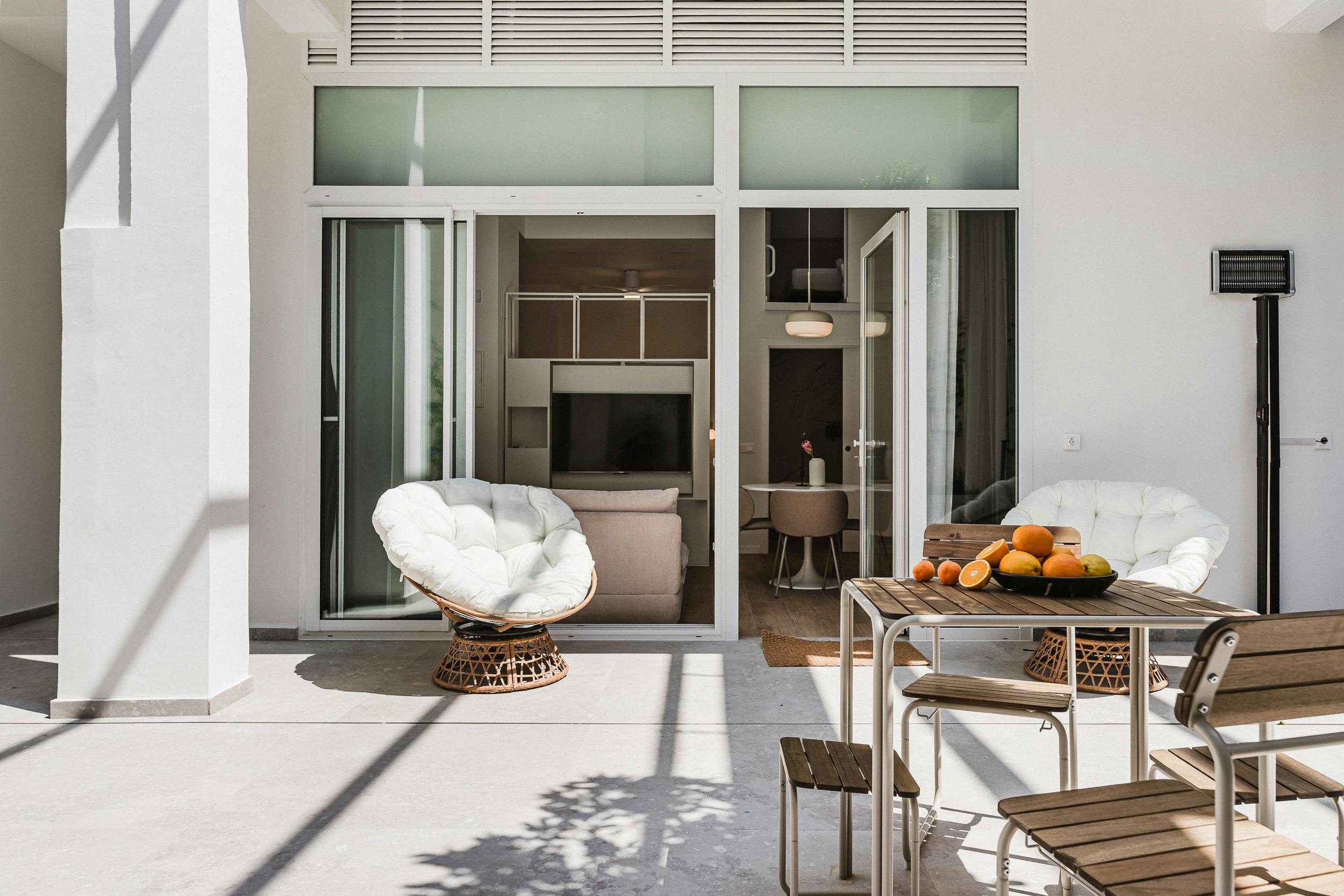 Apartment for rent for €9,999 per month in Valencia, Carrer de la Democràcia