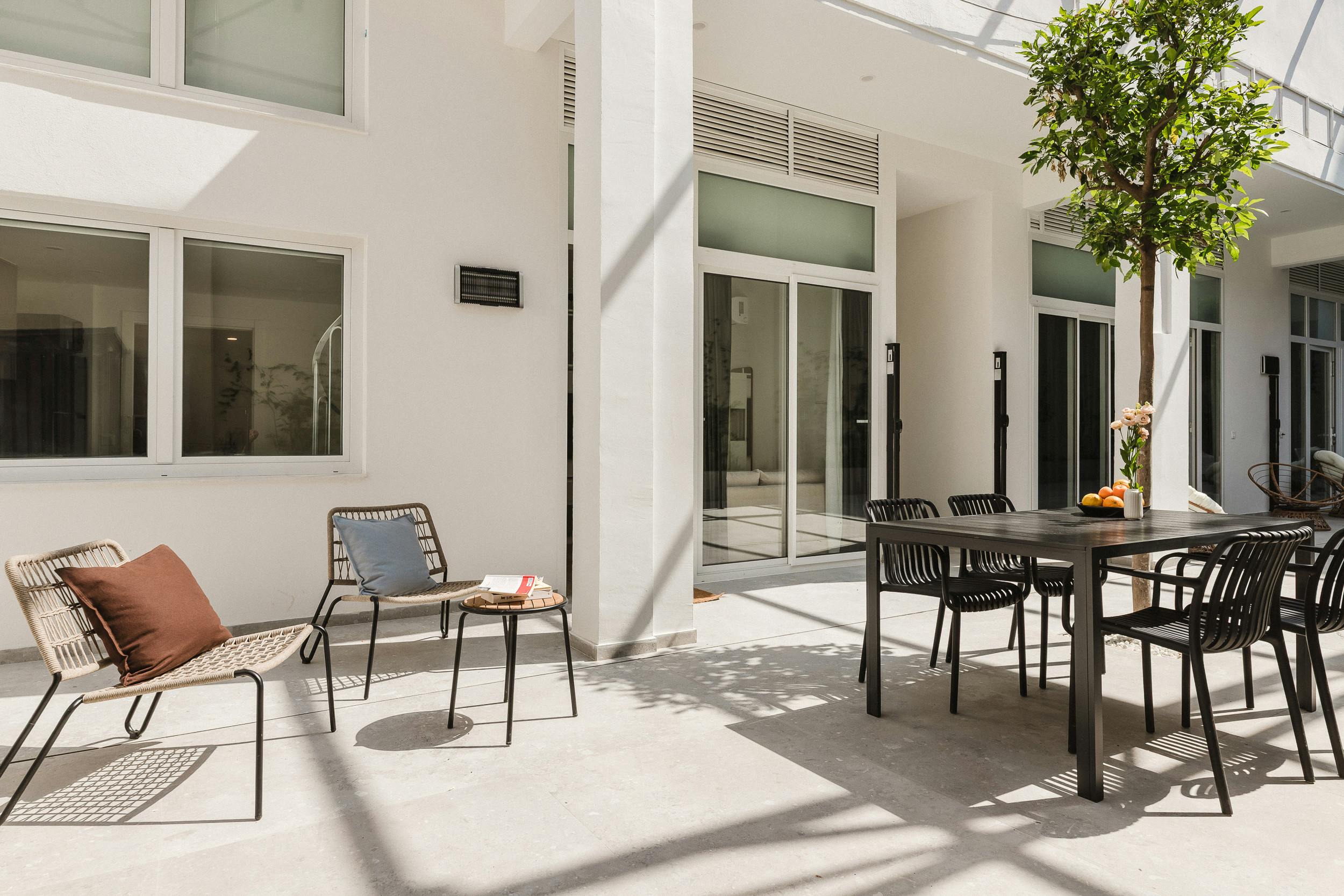 Apartment for rent for €9,999 per month in Valencia, Carrer de la Democràcia