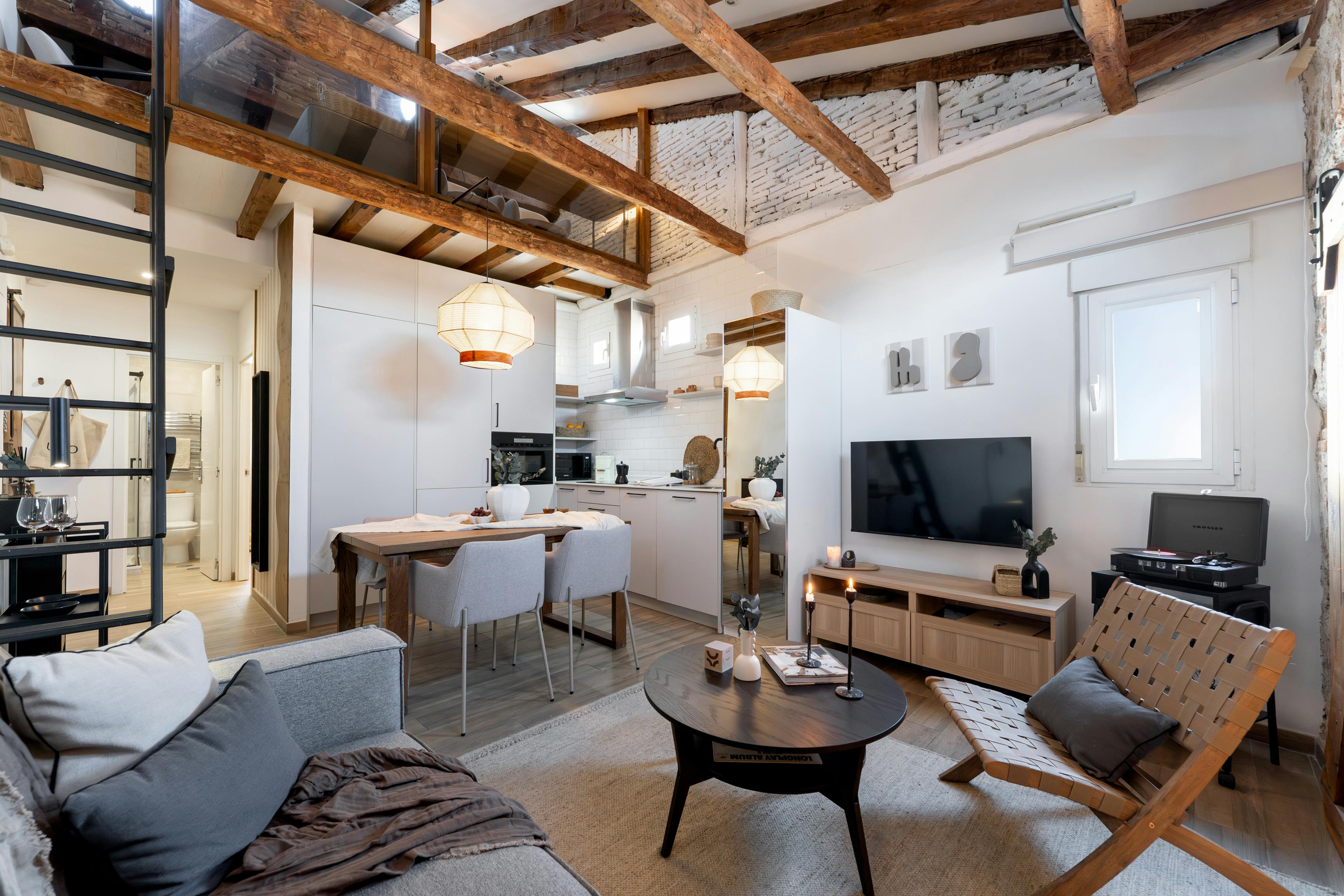 Apartment for rent for €3,112 per month in Madrid, Calle de Fuencarral