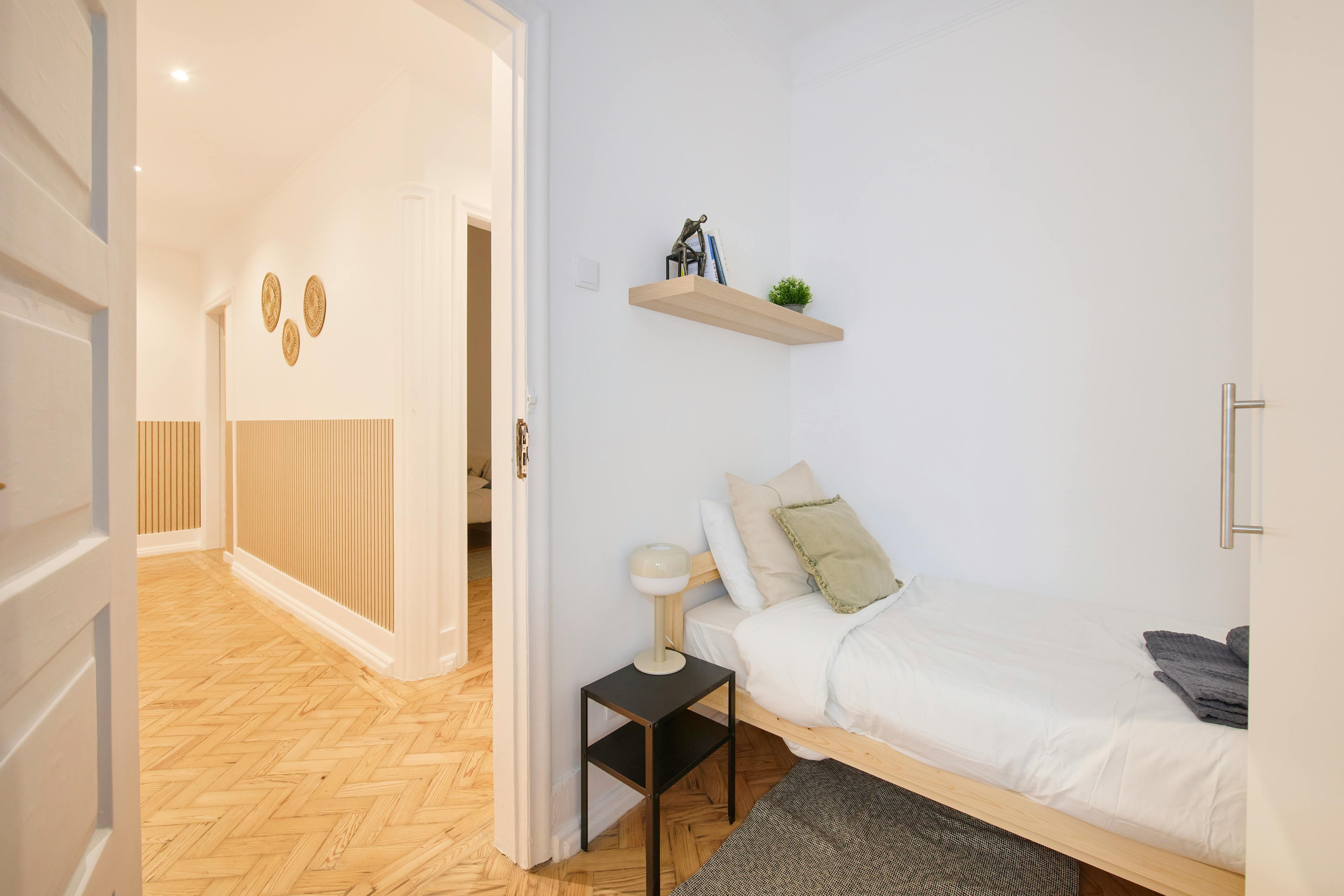 Private room for rent for €540 per month in Lisbon, Avenida de Berna